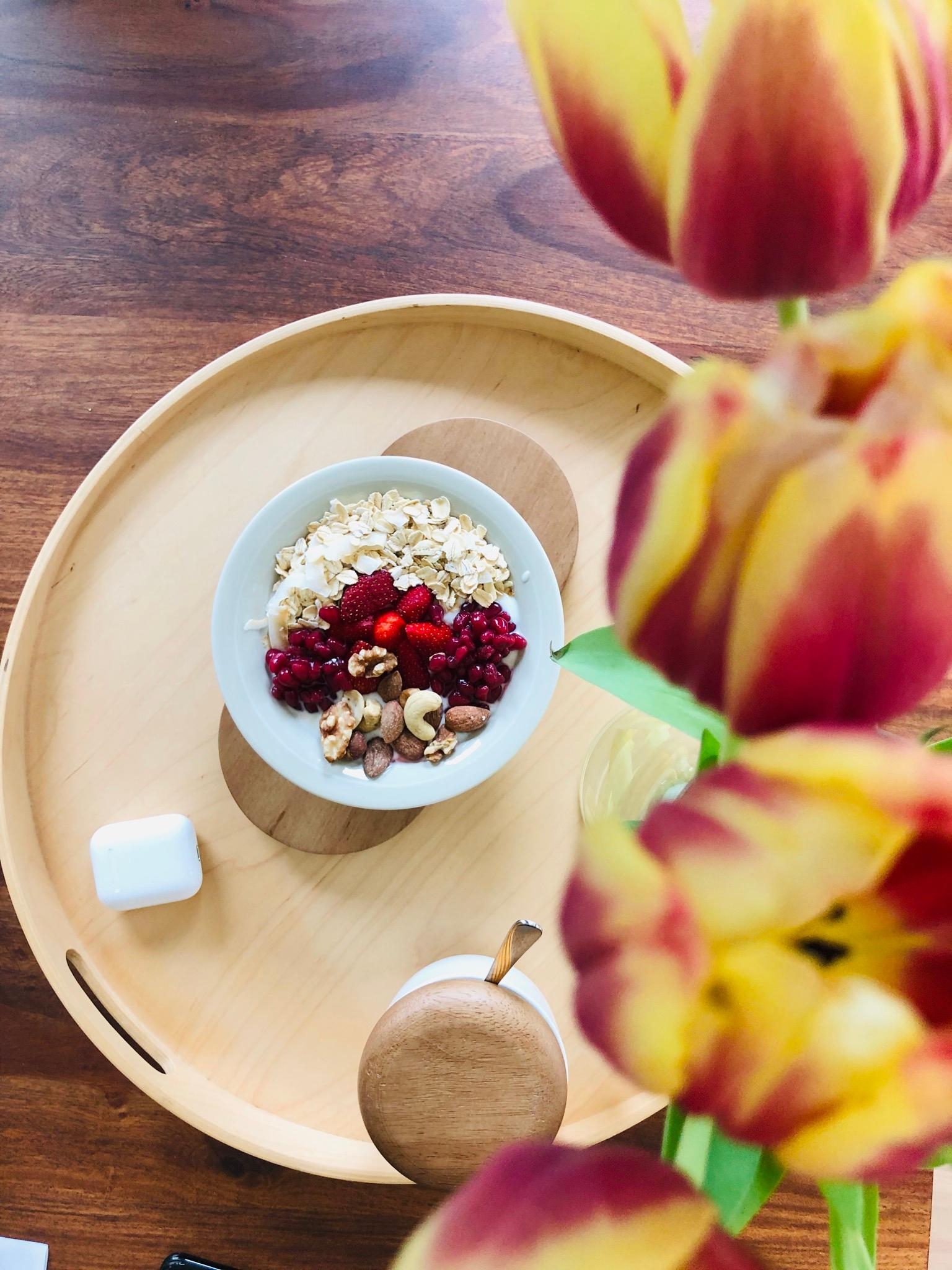 Neues Hobby: Frühstücksbowls 😊 #frühstück #foodlover #tulpen #tablett Wie macht ihr euch den Start in den Tag schön? 