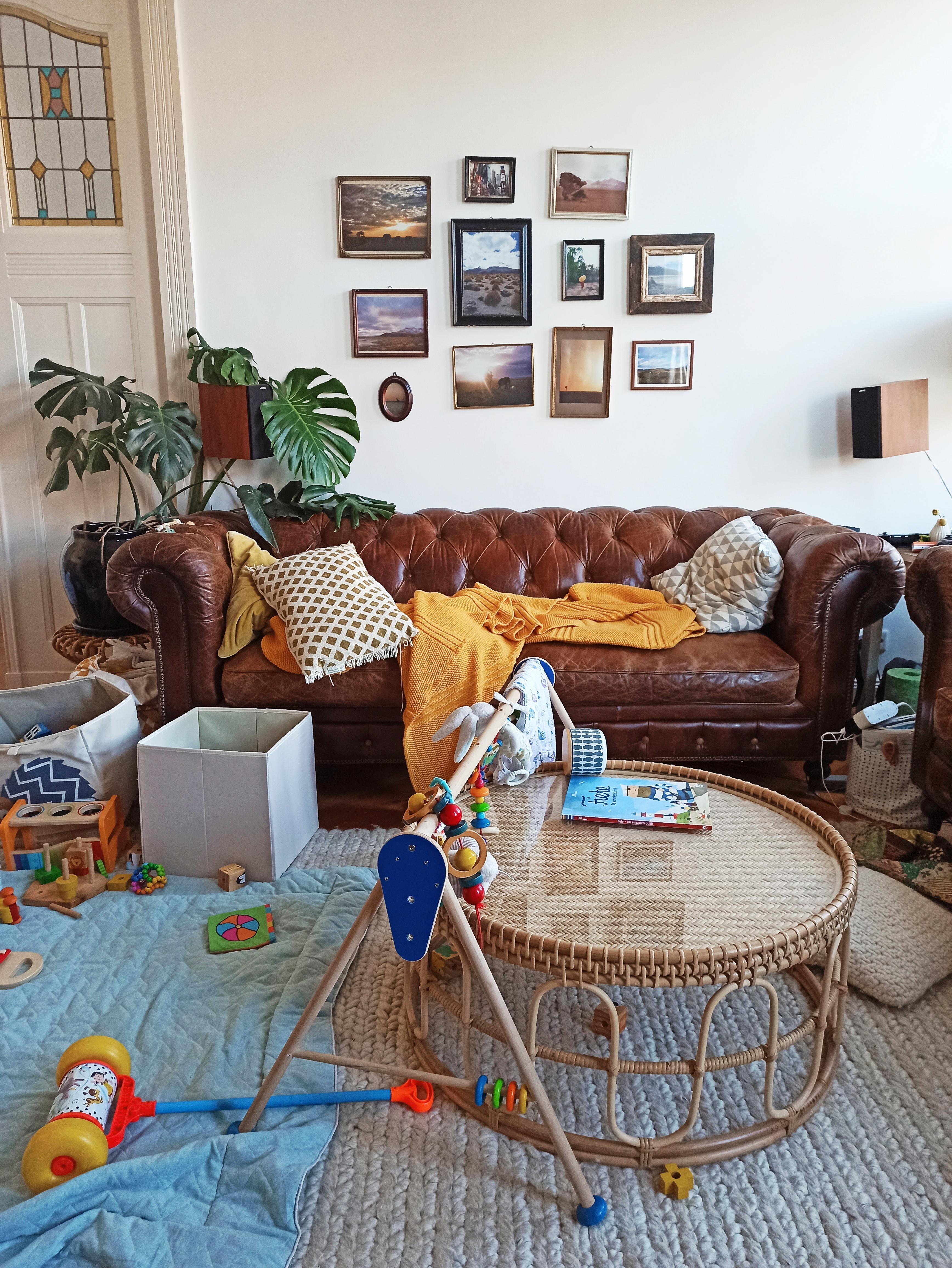 Neues Leben (Spielzeug-Chaos) vs. altes Leben (Bilder von meiner Weltreise an der Wand)😄 #couch #couchtisch #bilderwand