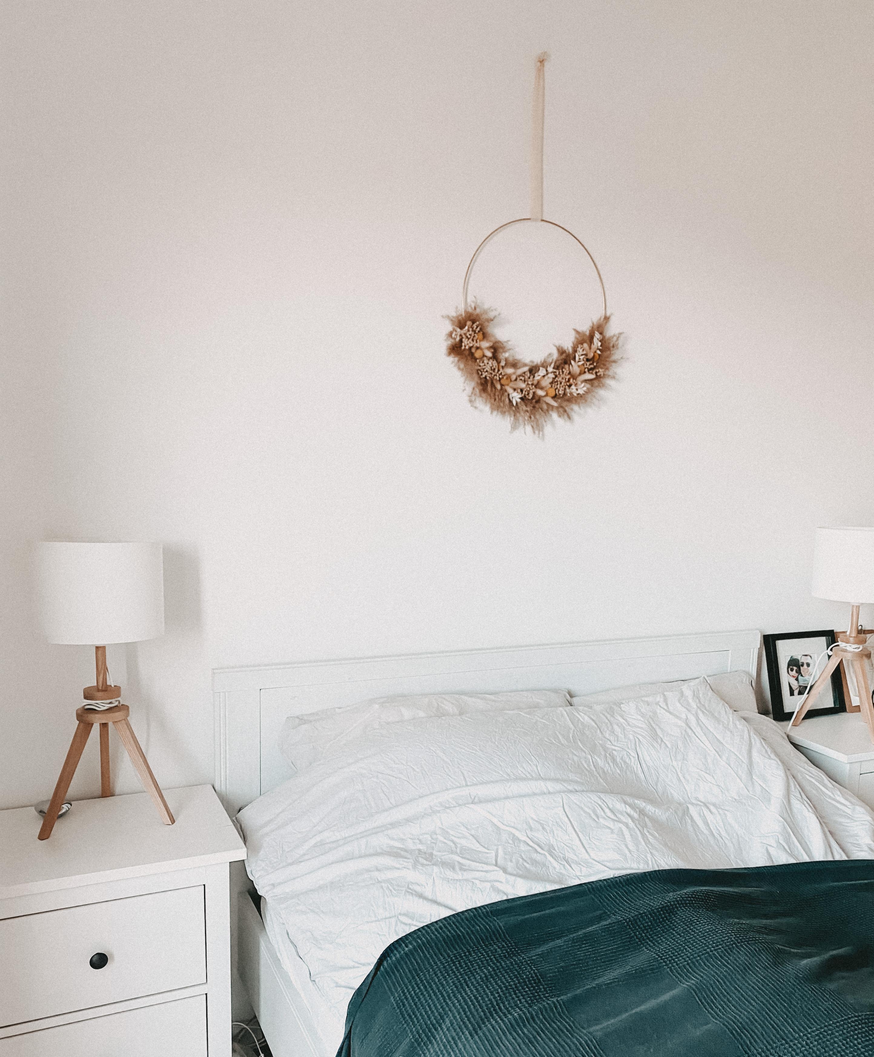 Neues Schlafzimmer/Neue Wohnung! 
Kranz-Liebe 🖤 

#bedroom#newbedroom#Blumenkranz#Trockenblumen#kranzliebe