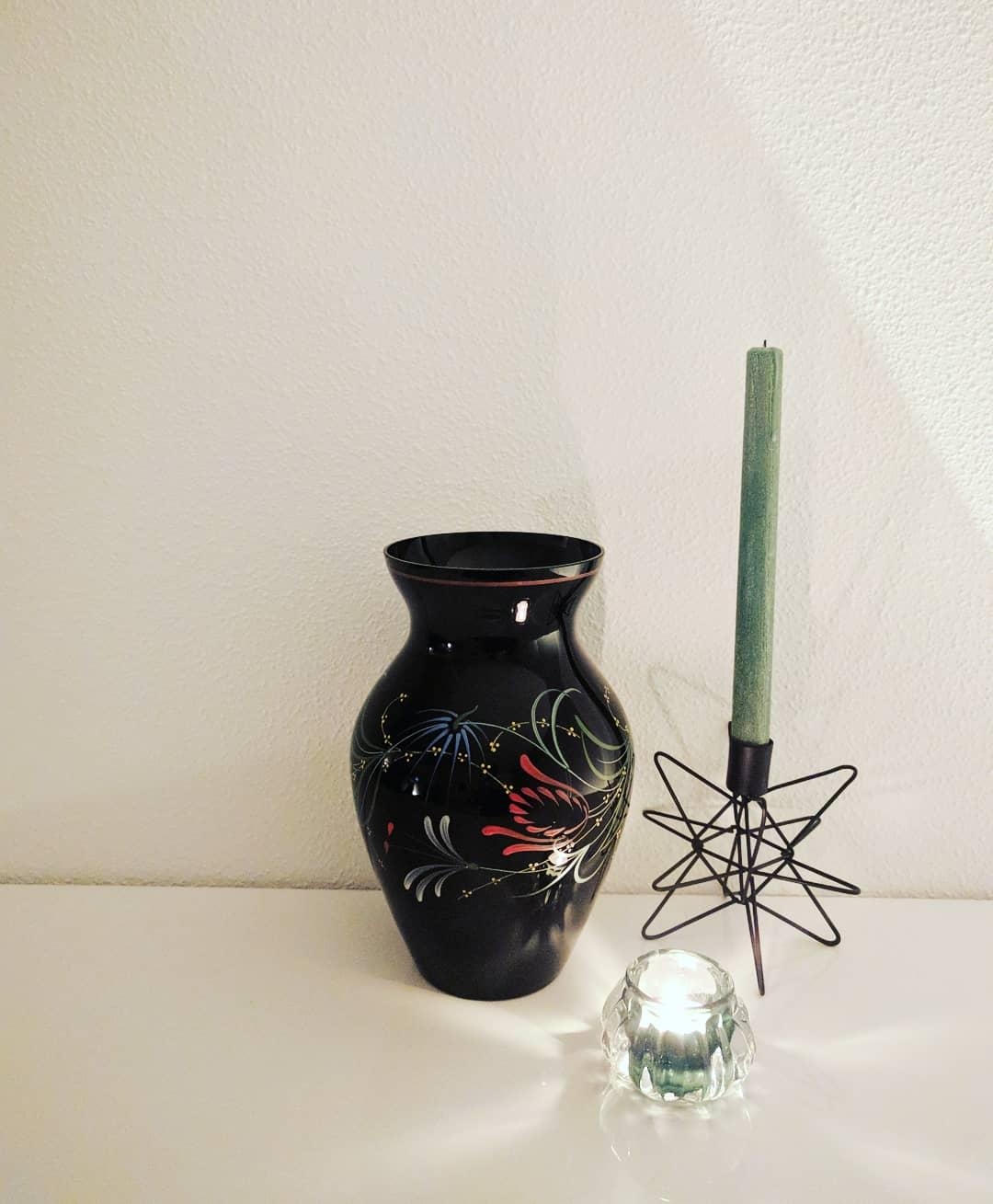 Neueste Errungenschaft: Vintage Vase🖤 #vintage#vase#hyggelig#kerzenlicht#herbstdeko#vasenliebe#kerzenzeit#dekoration
