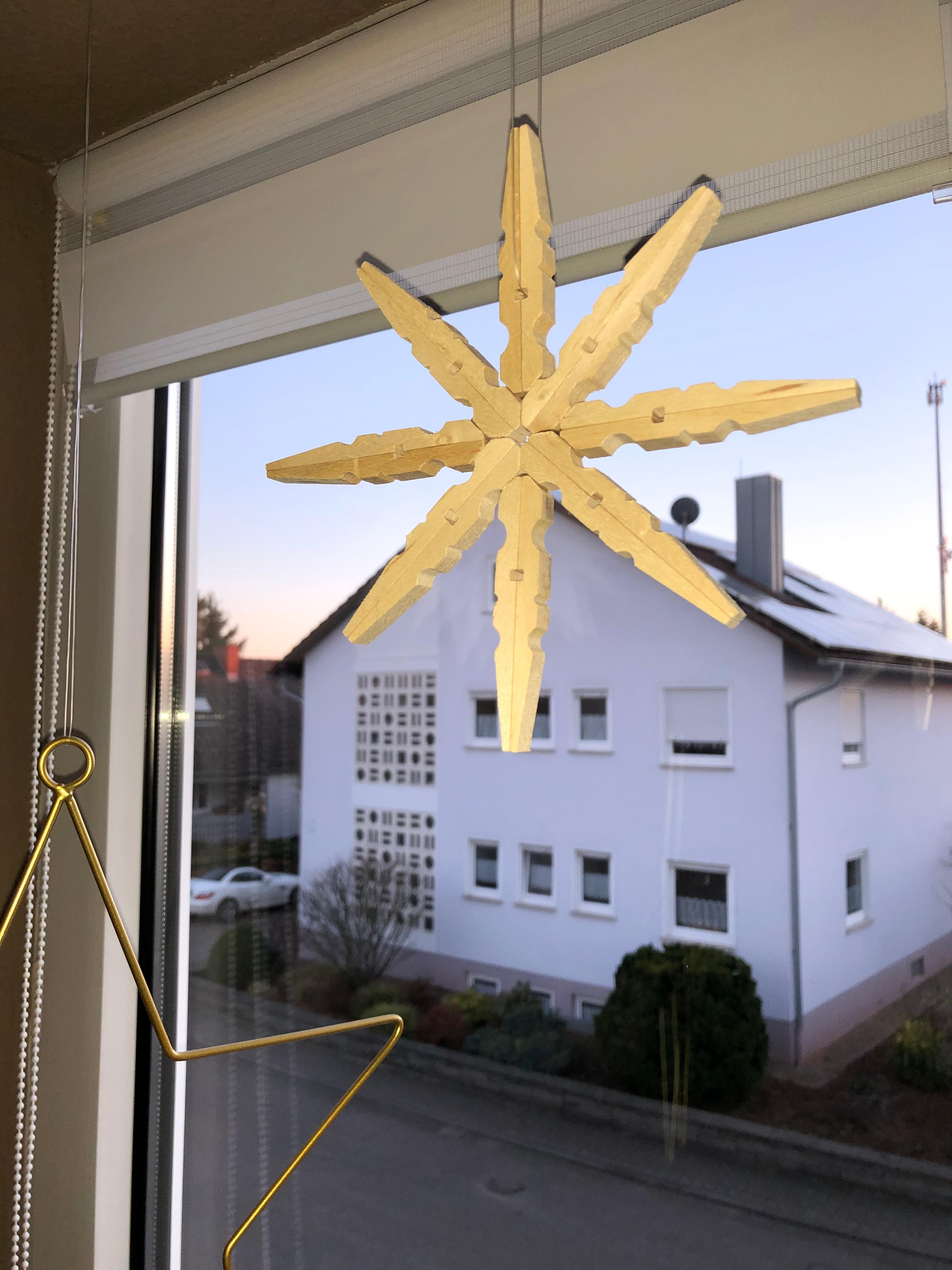 Neuzugang im Fenster. #snowflake #weihnachten #wäscheklammerdiy