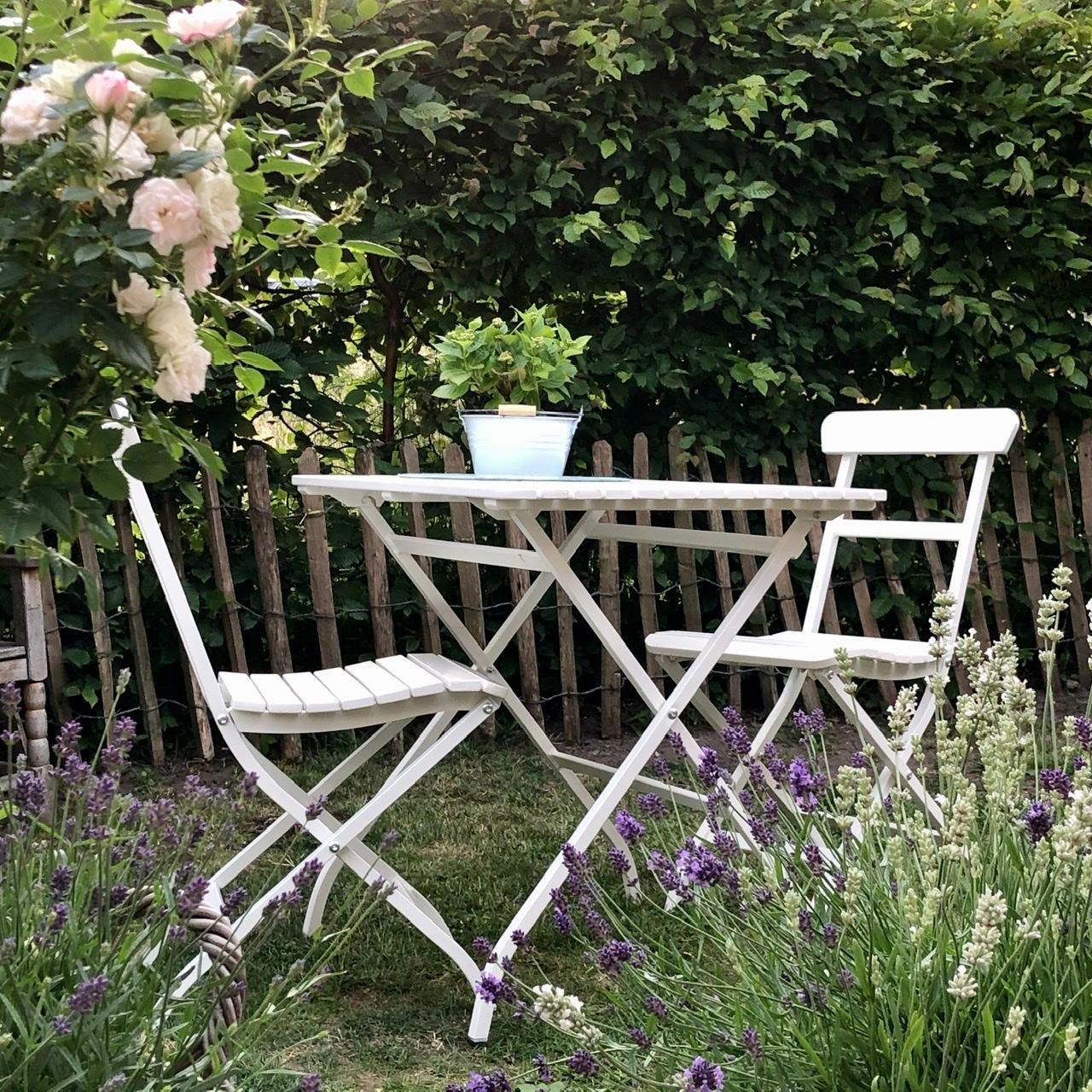 Neuzugang im Garten, schon jetzt geliebt und so schön variabel...
#gartenliebe #sitzgelegenheit #lavendel #gartenglück 