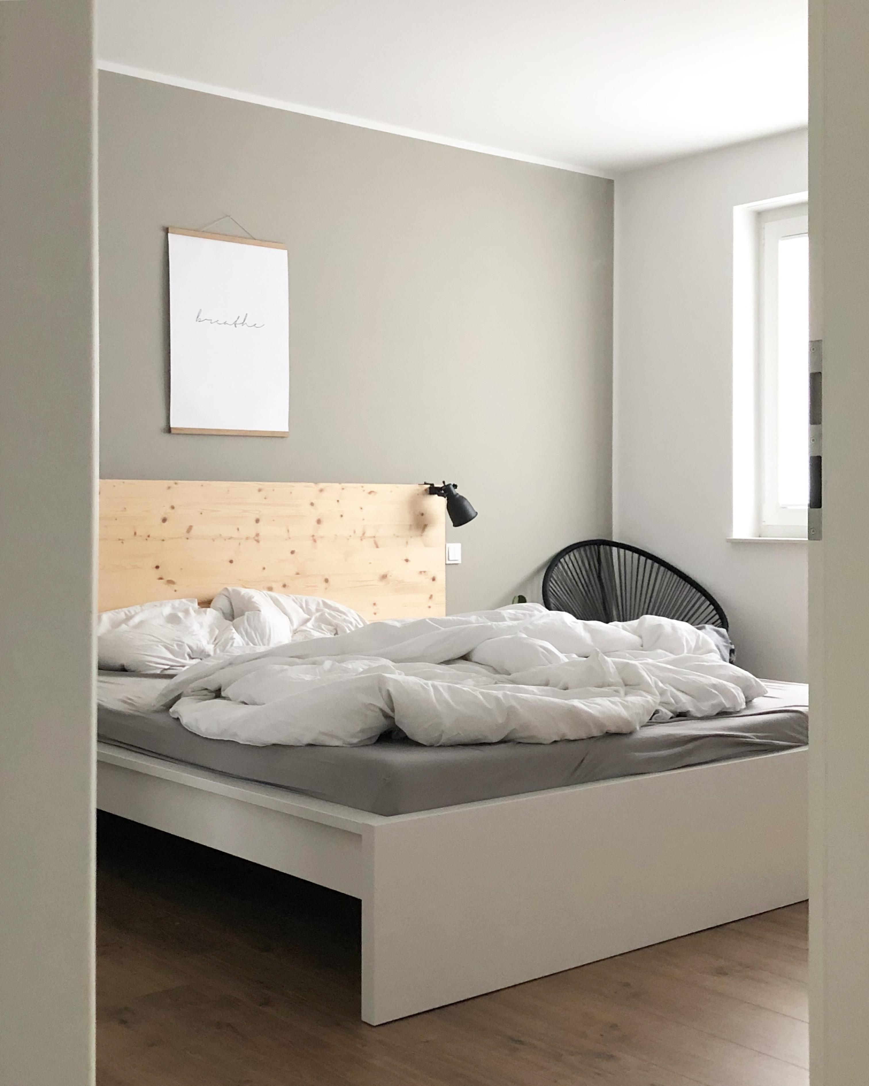 Never iron your bed sheets ♡ 
#bett #schlafzimmer #ikea #malmbett #ikeahack #holz #interior #scandi 