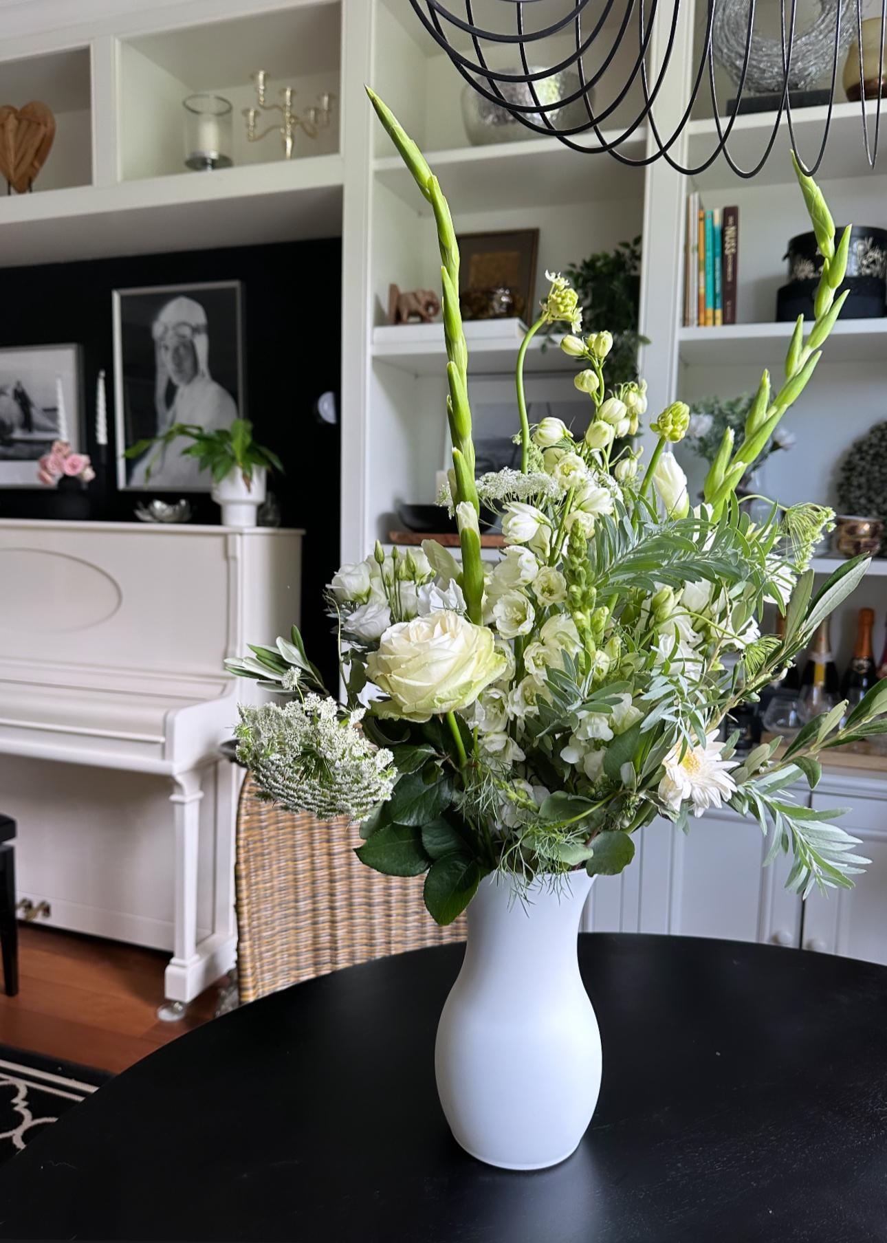 Never underestimate the power of a flower(bouquet) in your home 💞 #mycosycottage #homeandgarden #blumenliebe #landliebe #cottage