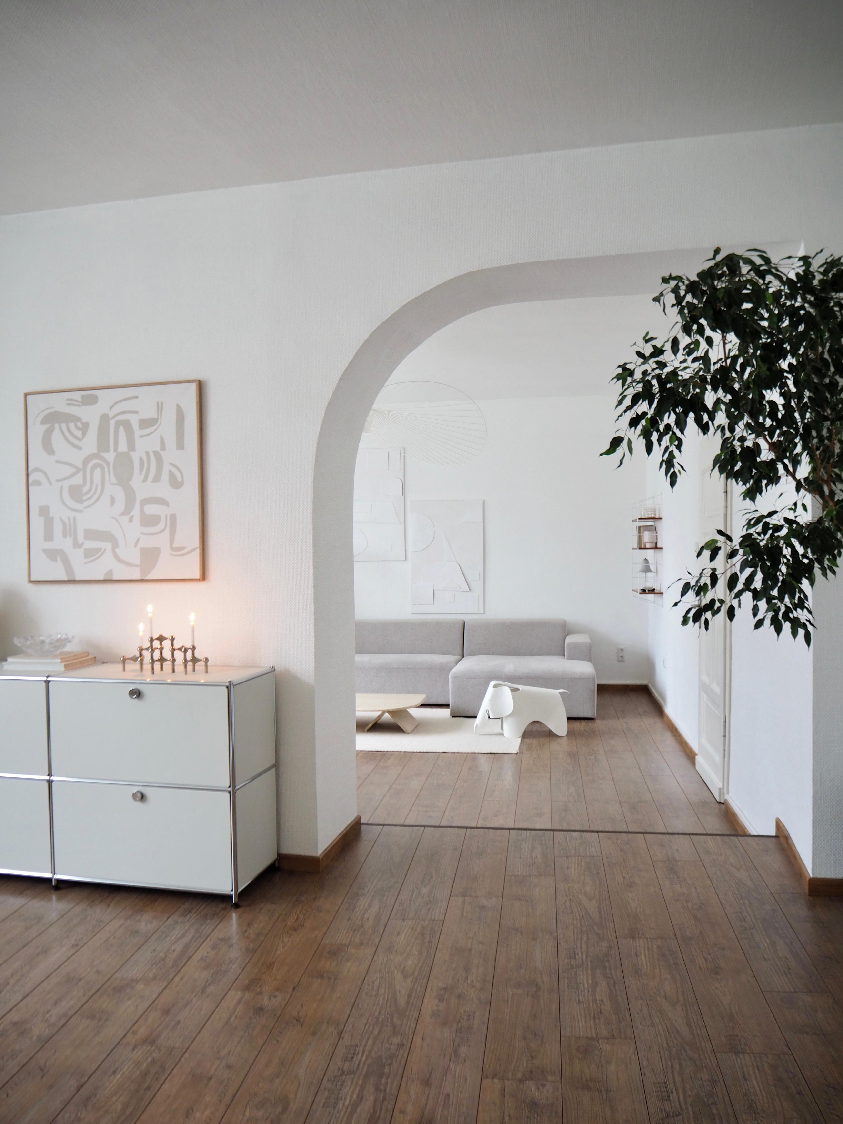 #new #diybild #aufbewahrung #wohnzimmer #ficus #couch #travertin #coffeetable #altbau #whiteliving