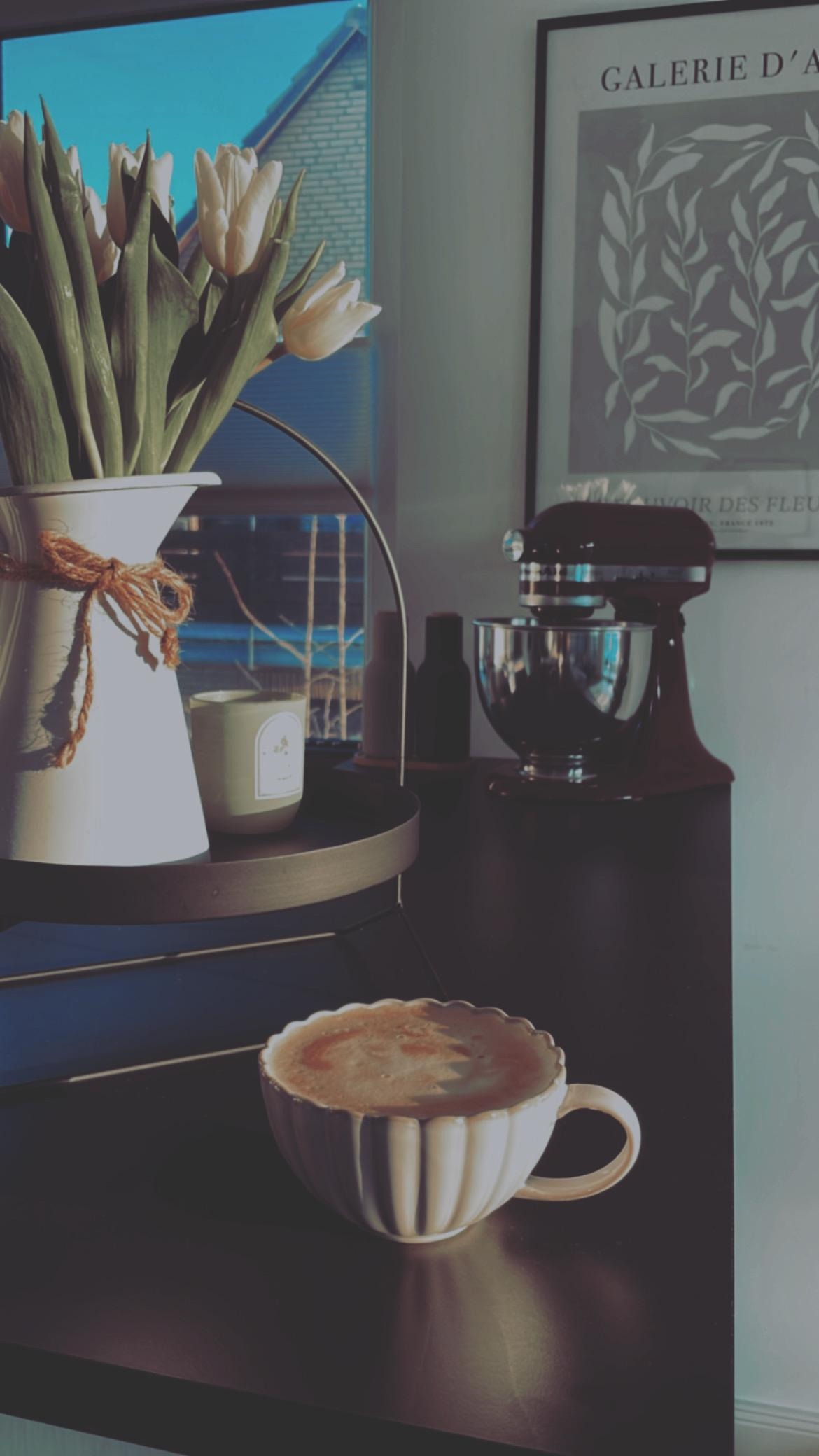 New favorite Mug 🤍 #coffee #mug #tulips #freshflowers #coffeelover