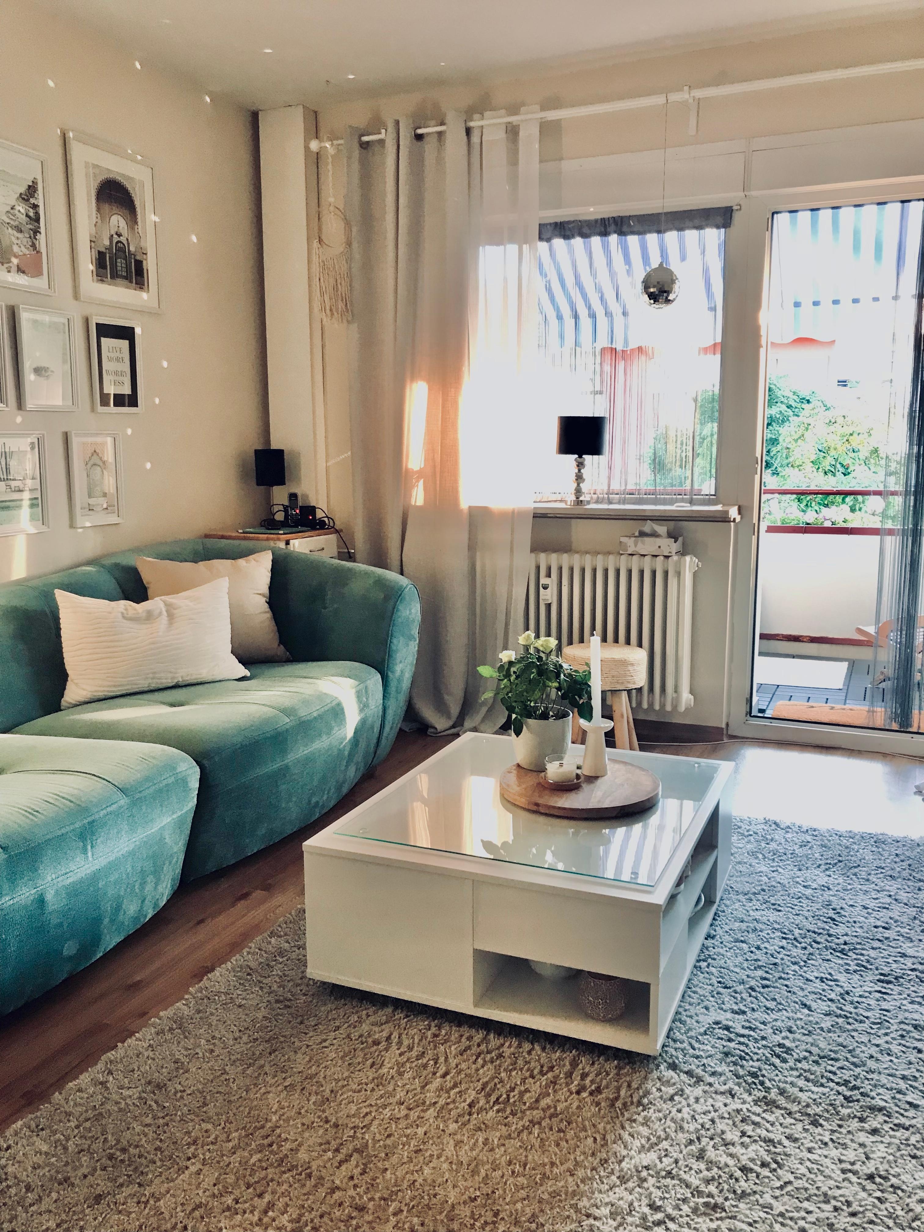 New in  Couchtisch 🤍
#couchtisch #white #home  #wohnzimmer #cozy #couch #teppich #kissen #balkon #vorhang #bilder 