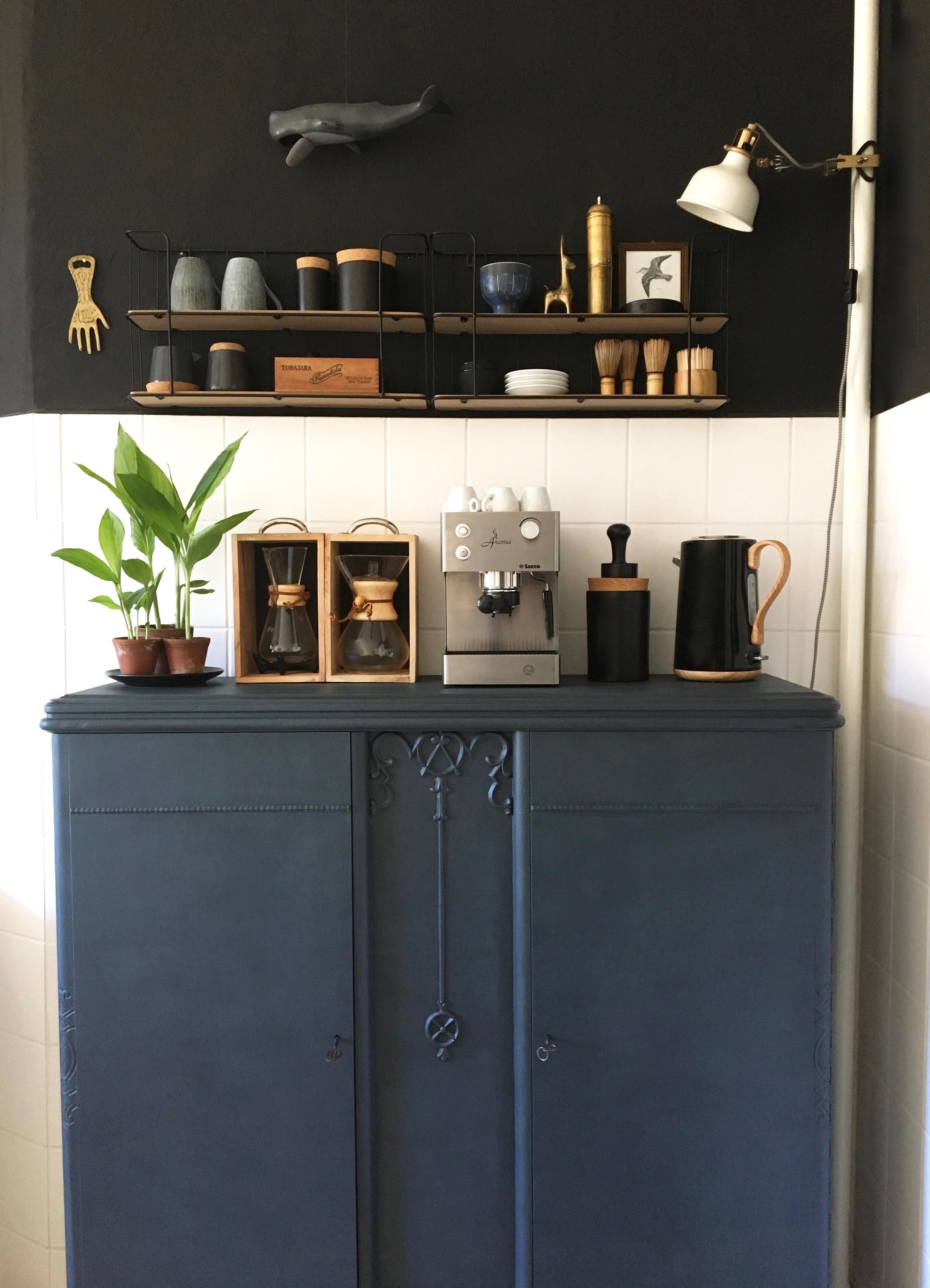 New painting of our old cupboard 🐋

#kitchen #keramik #blackwall #vintage #altbauwohnung #interior #midcentury