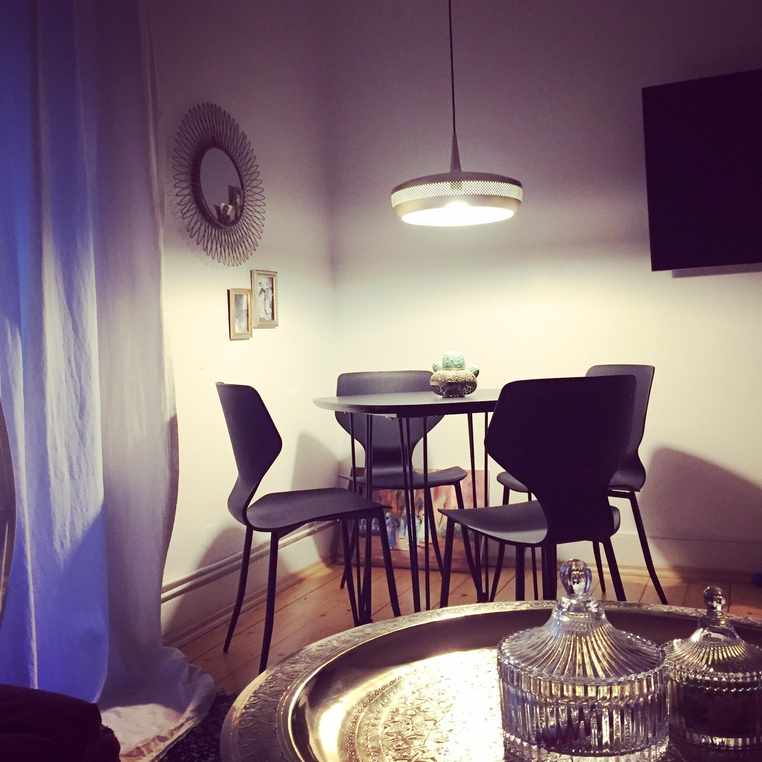 New perspective! 
Neuer Esstisch & neue Lampe! 💛#wohnzimmer 