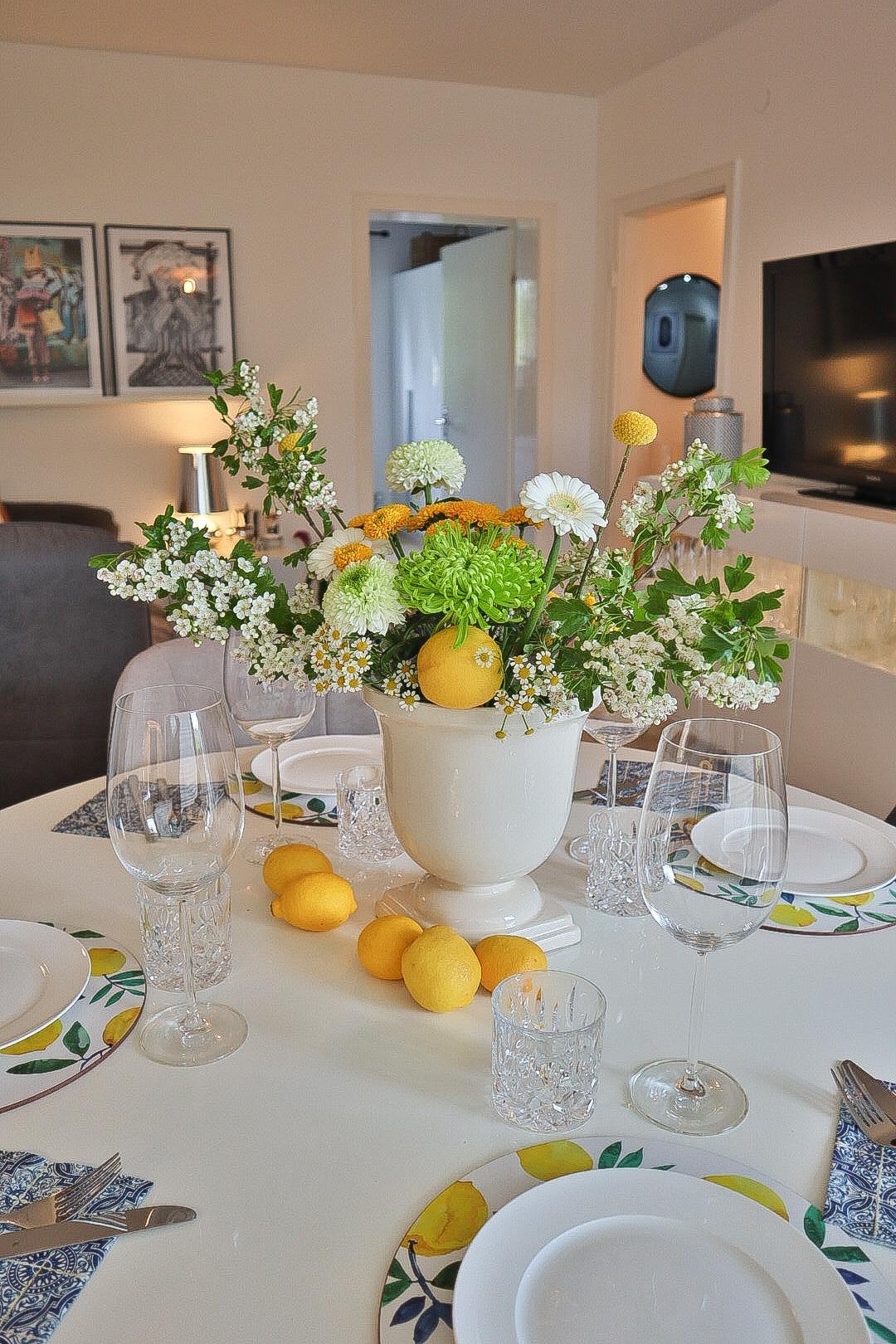 Nichts geht über eine frische #Tischdeko mit einem selbst arrangierten Blumenbouquet 🍋 #livingchallenge