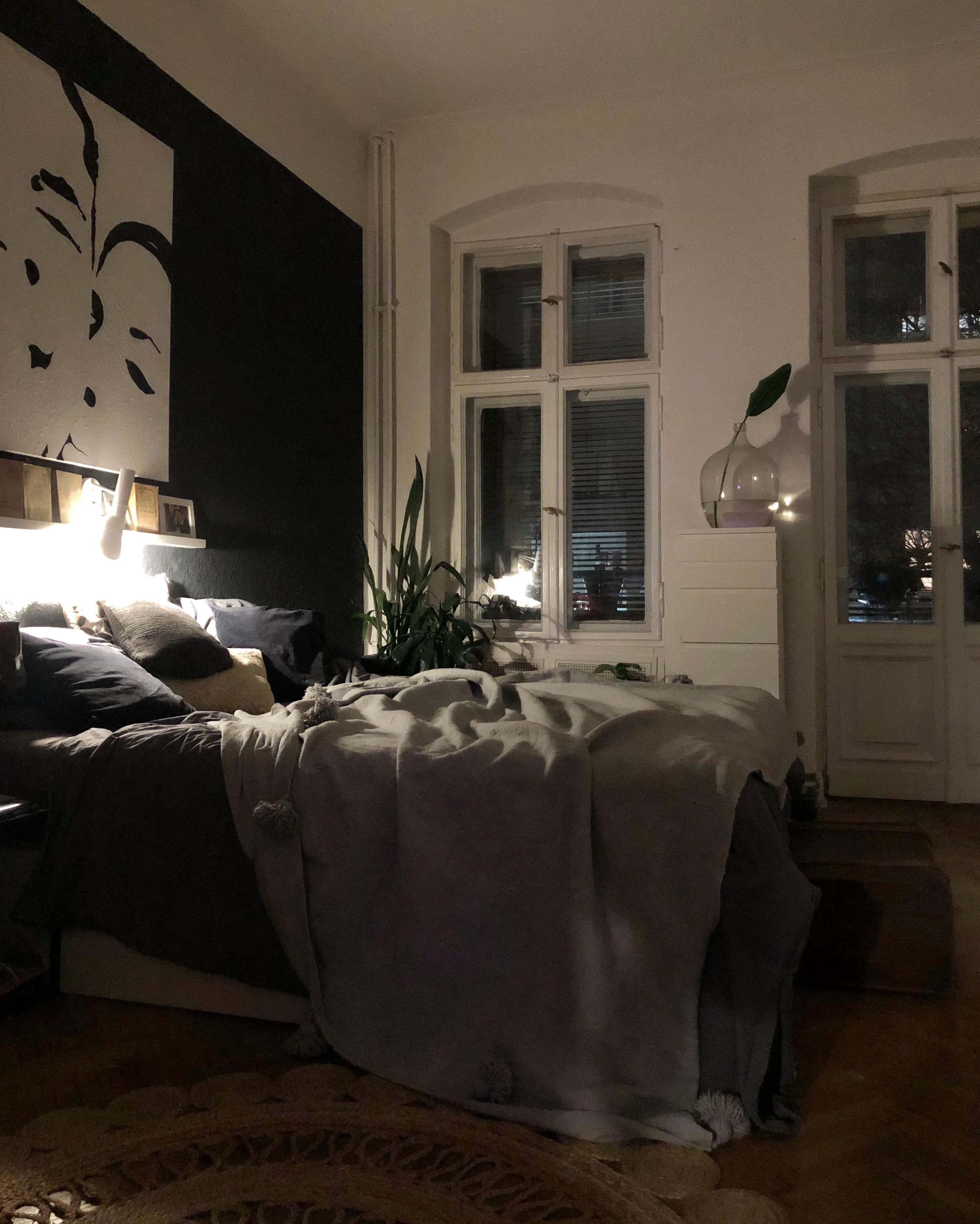 Night, night! ⭐️🌙💫⚡️✨🌟 #schlafzimmer #altbauwohnung #berlin #schwarzewand #wanddeko #abendstimmung