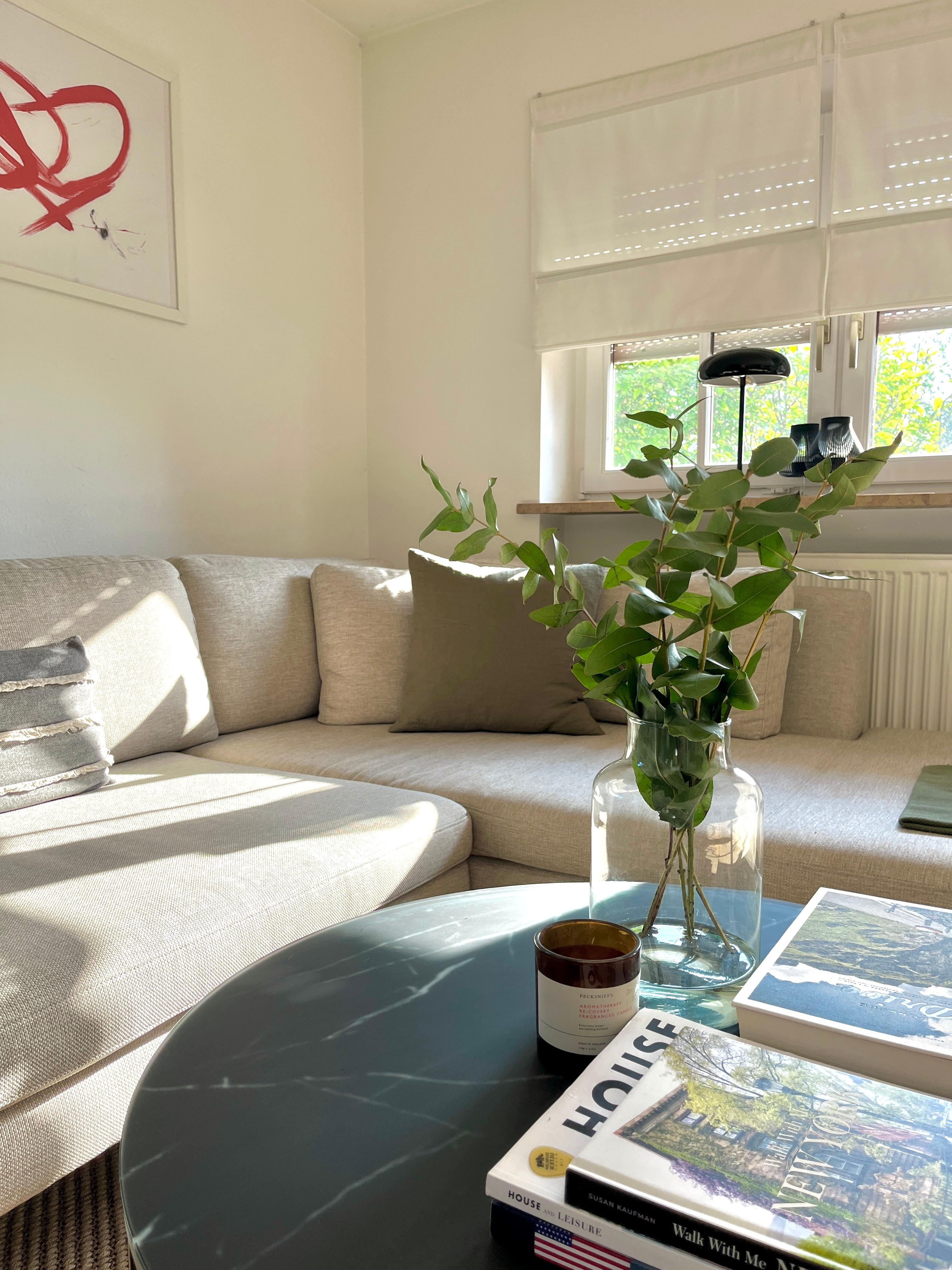 nimm Platz 🛋️ 
#couch#wohnzimmer#livingchallenge#freshflowers#coffeetable#coffeetablebooks#pigcasso#couchstyle#couching