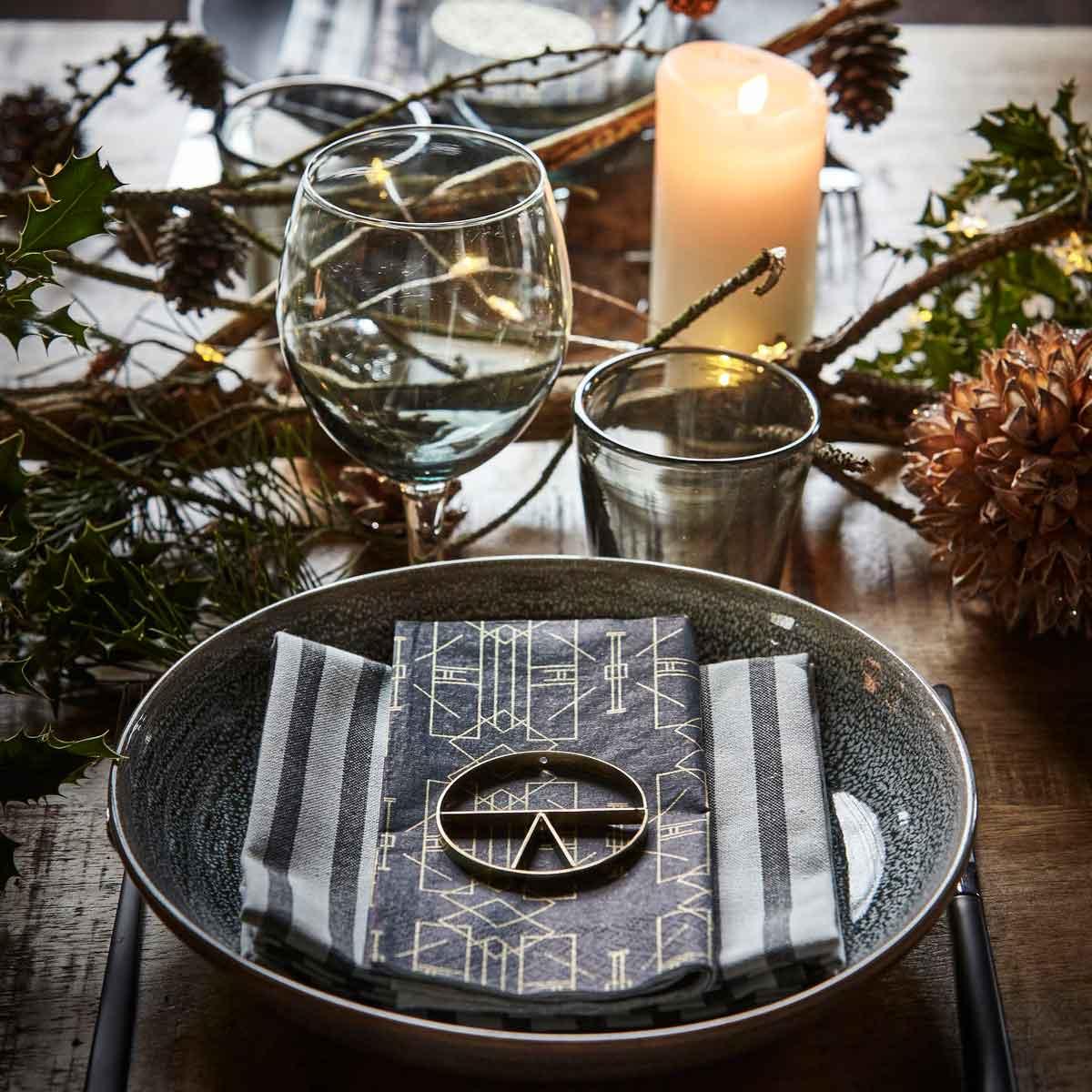 Nimm Platz
#xmas #weihnachten #dekoration #tischdeko #messing #gold #baumschmuck #skandinavisch
(c) House Doctor