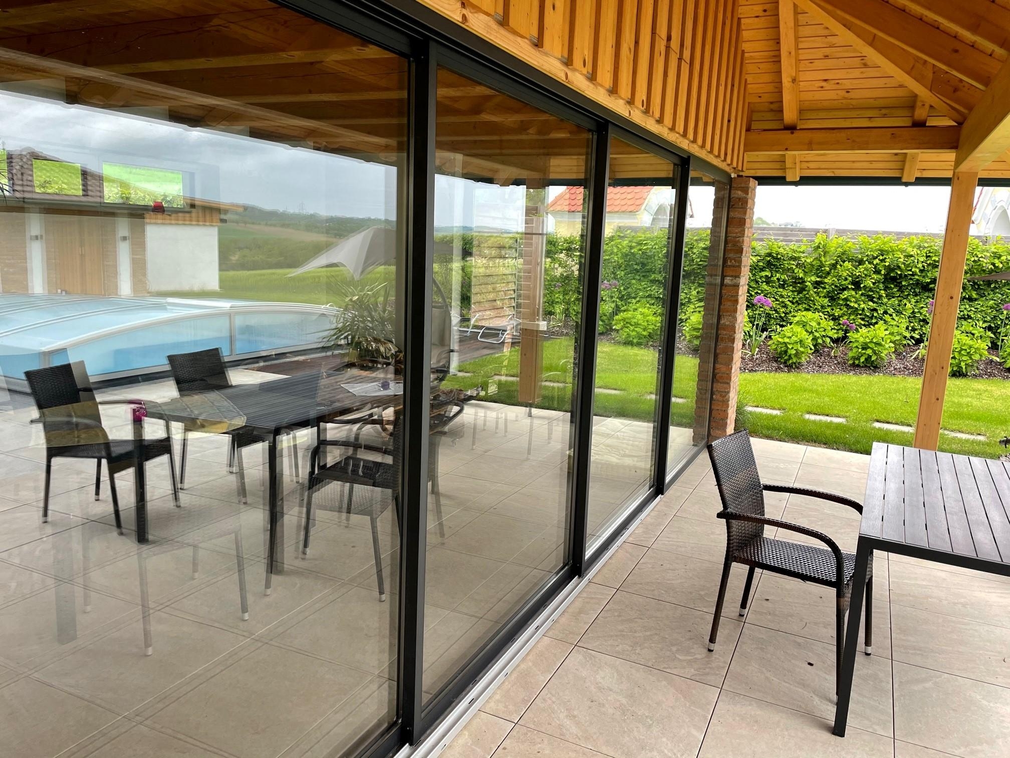 Noch ein Einblick in unser neues Gartenhausprojekt. Schiebetüren mit großen Glasflächen für viel Licht und Wärme!
