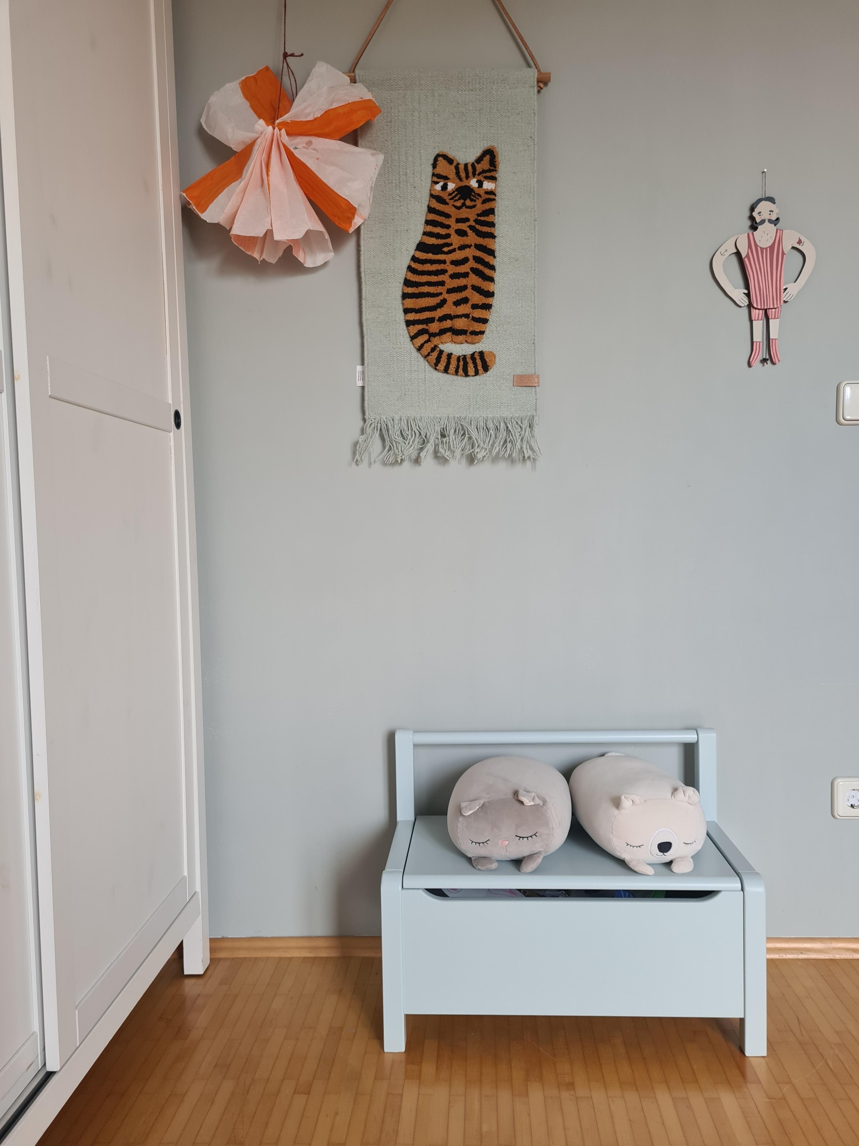 Noch ein Update aus dem #kinderzimmer: Wo vorher das Kinderbett stand, ist jetzt dieses süße kleine Truhenbank eingezogen. 💙