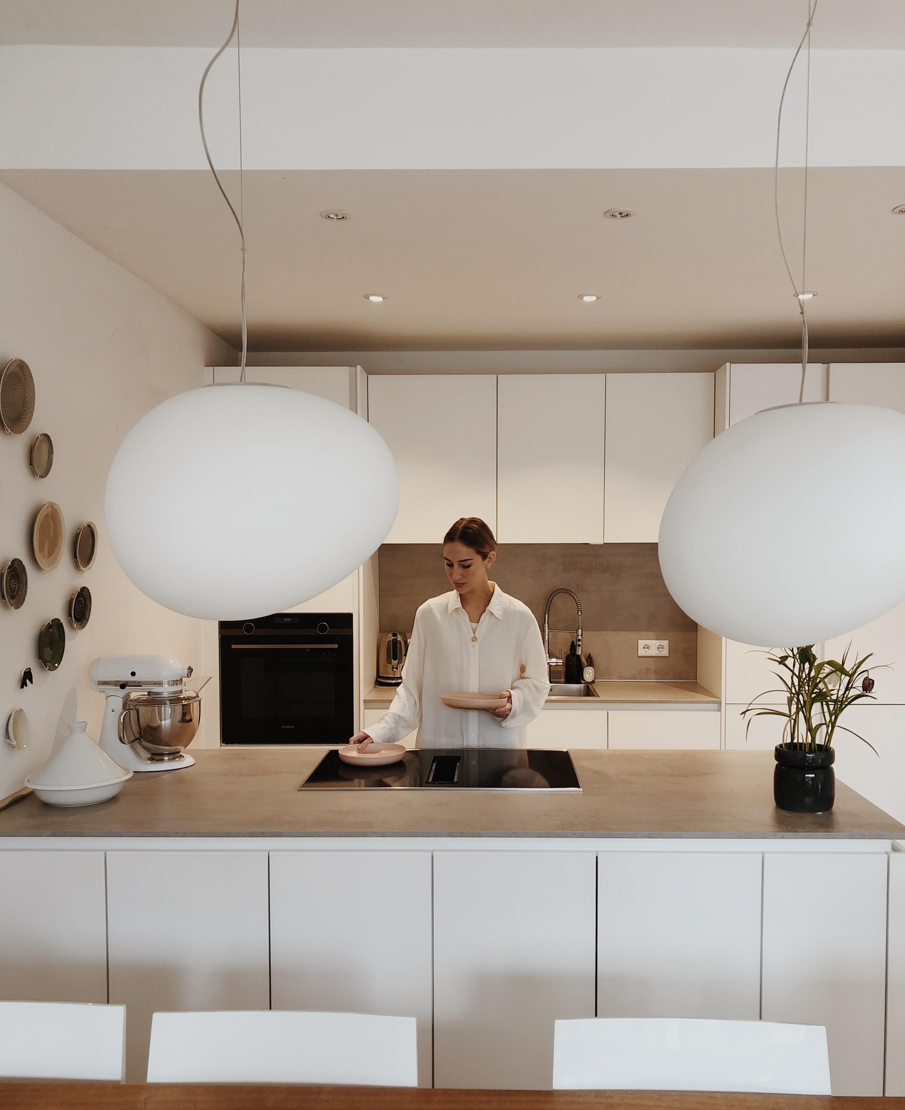 ...noch ein weiteres Küchenbild, diesmal von vorn und ohne den Fliesenboden 🤍
#küche #whitekitchen #zuhause #kitchen 