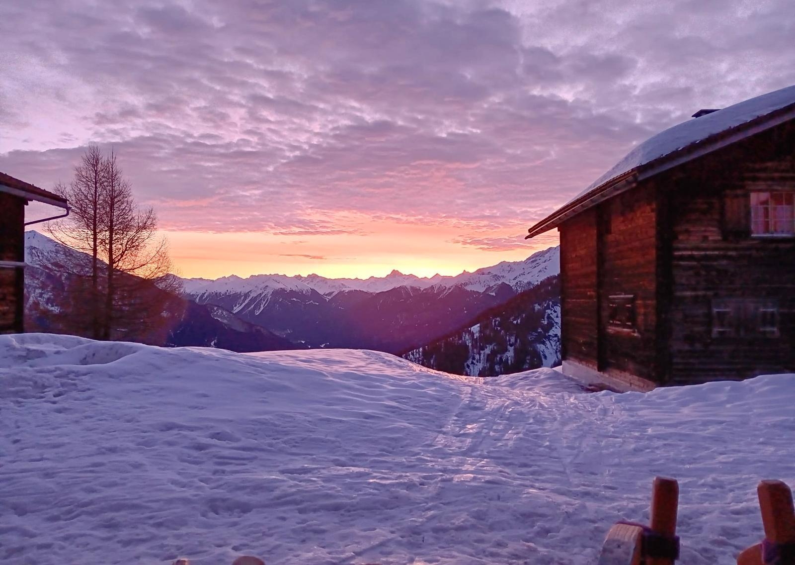 Noch etwas Bergluft schnuppern und den Winter verabschieden.
#Berge#Schweiz#BündnerBergdorf
#Sonnenaufgang
#Winter#Schnee