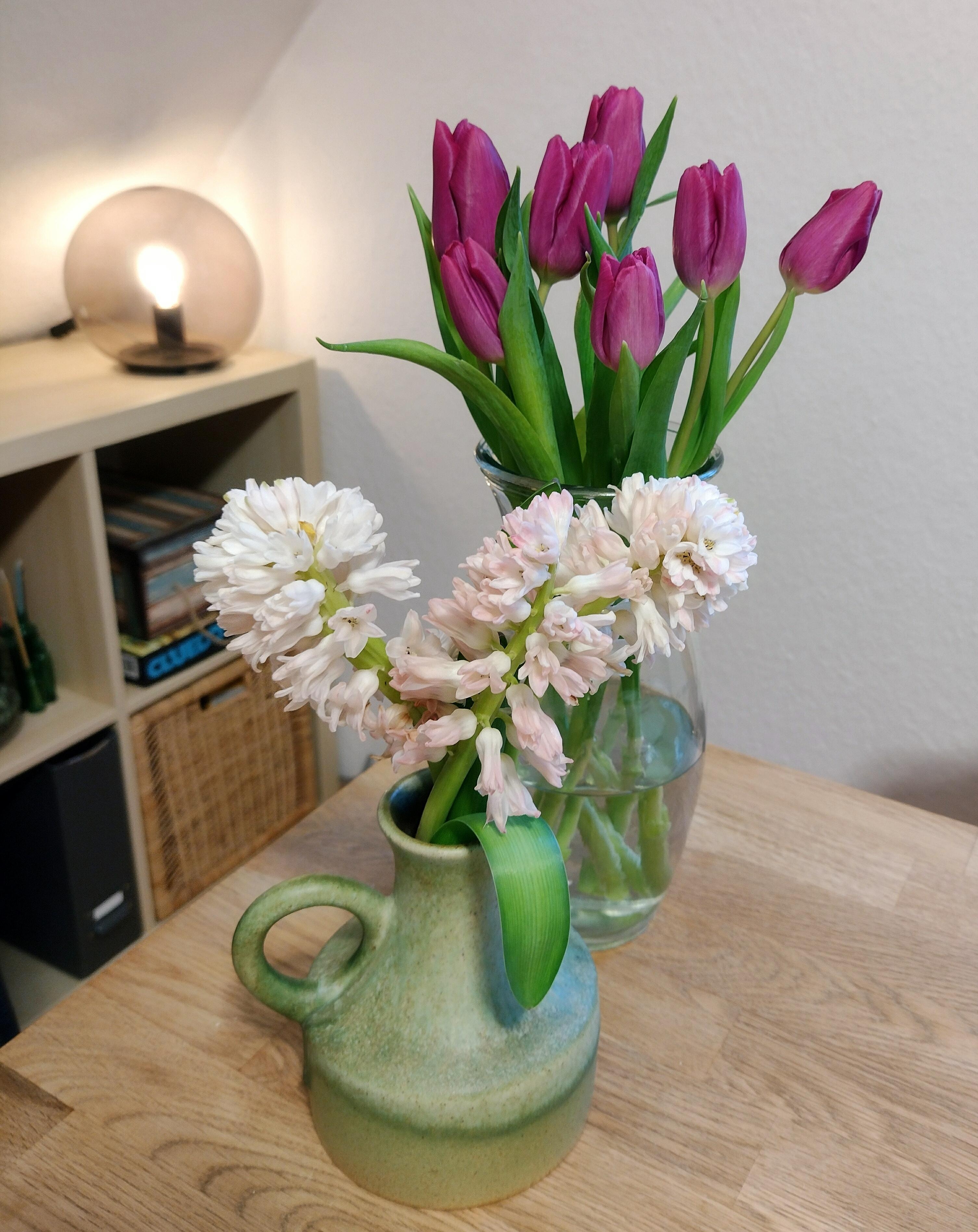 Noch mehr frische Blumen 😍 #tulpen #hyacinthen #frischeblumen #blumenliebe #vase #lampe