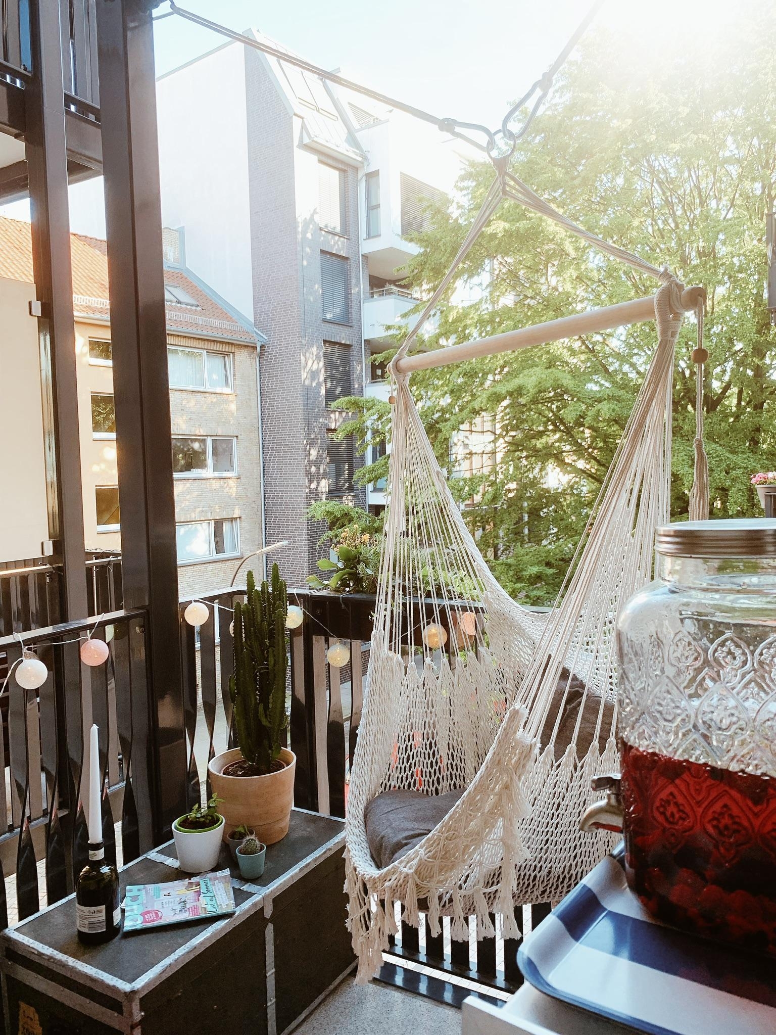 Nochmal den #Sommer genießen ☀️
#sitzecke #livingchallenge #balcony #hängesessel #hygge