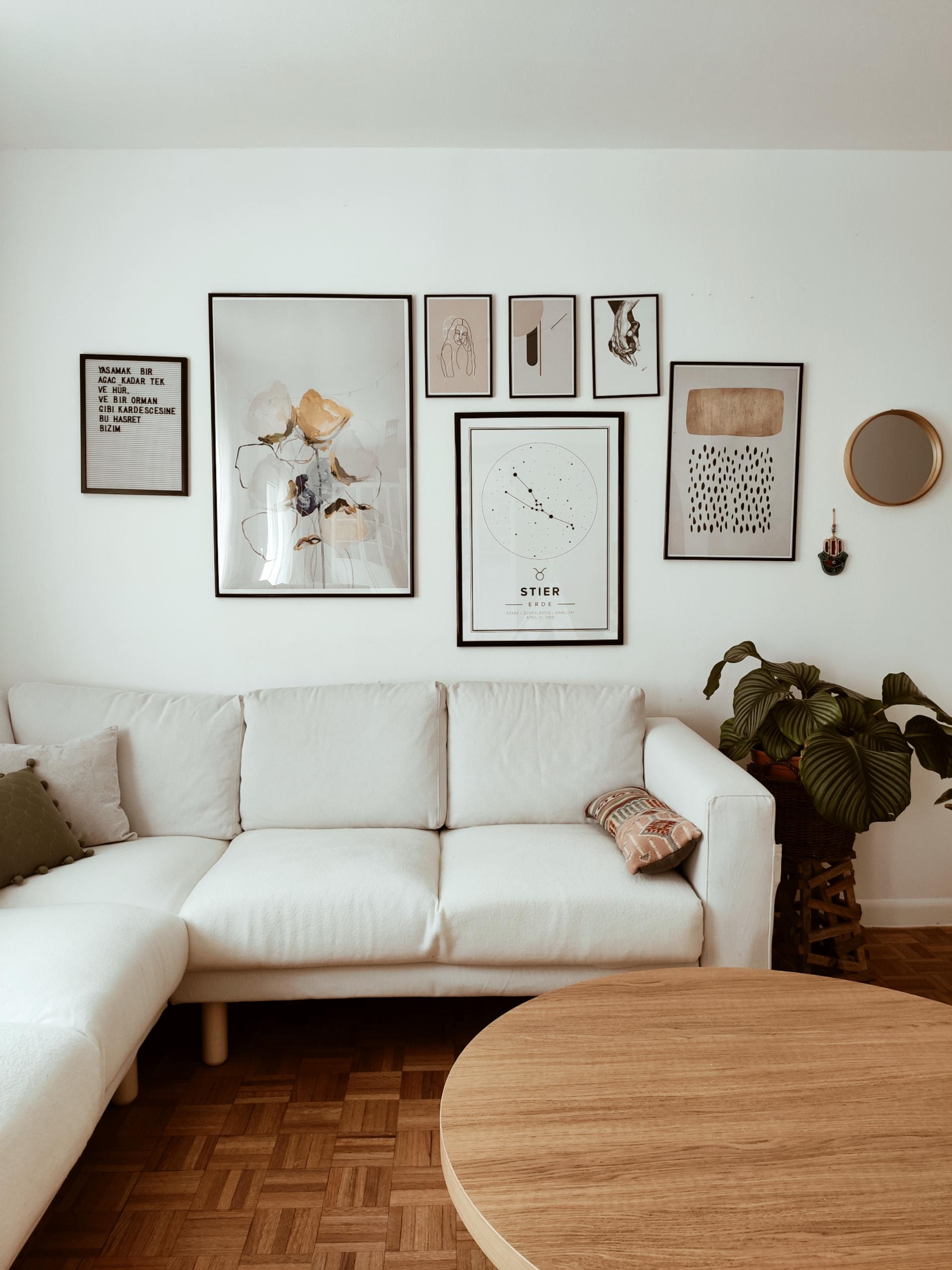 Nun ist die Bilderwand im Wohnzimmer auch komplett, jippiiiii🌞🙌 wie findet ihr sie?
#bohohome #cozyhomeshots #home