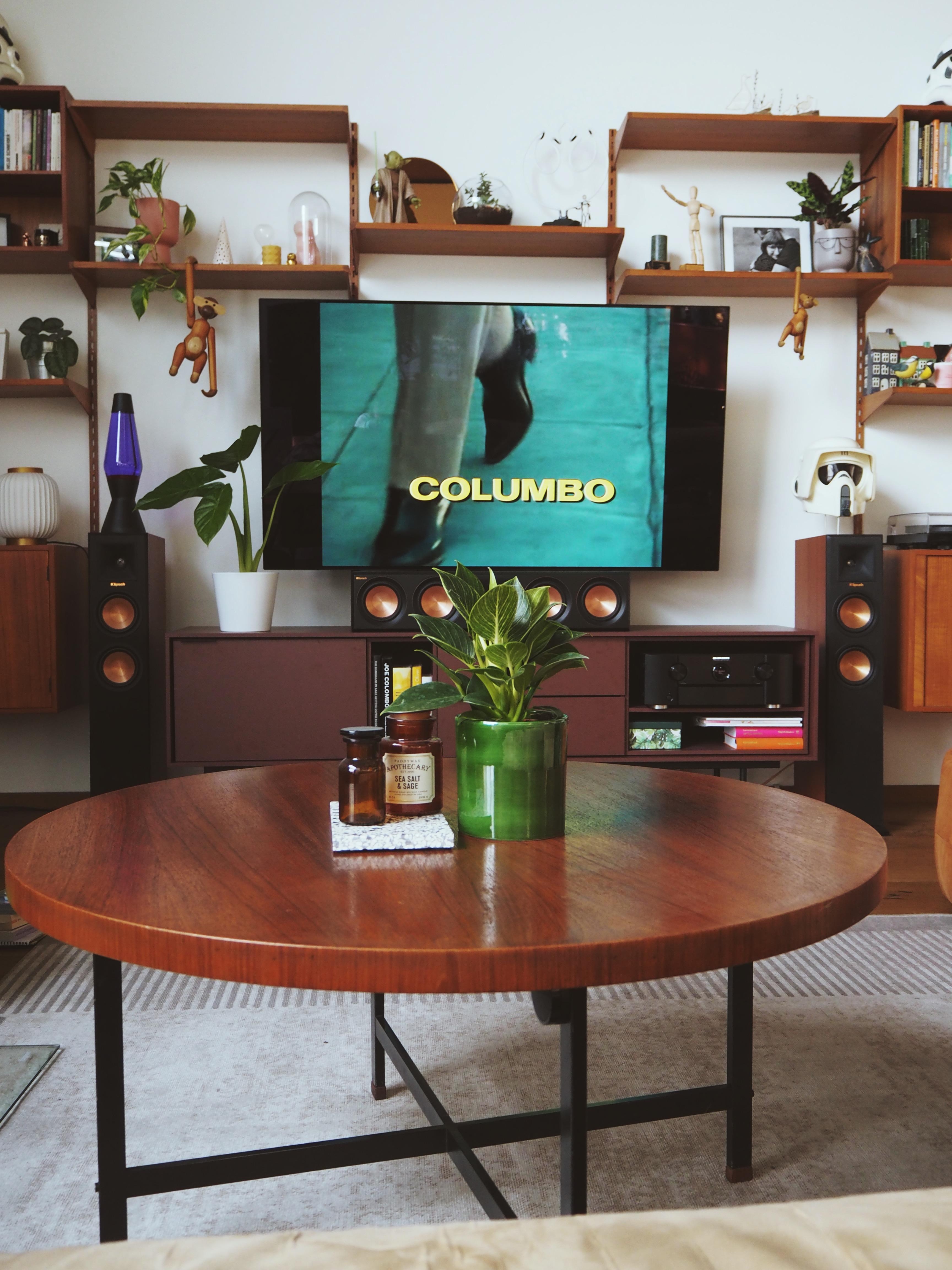 "Nur wir zwei, wie im Traum und Columbo schauen" - Wanda #micentury #vintagefurniture #livingroom #wohnzimmer