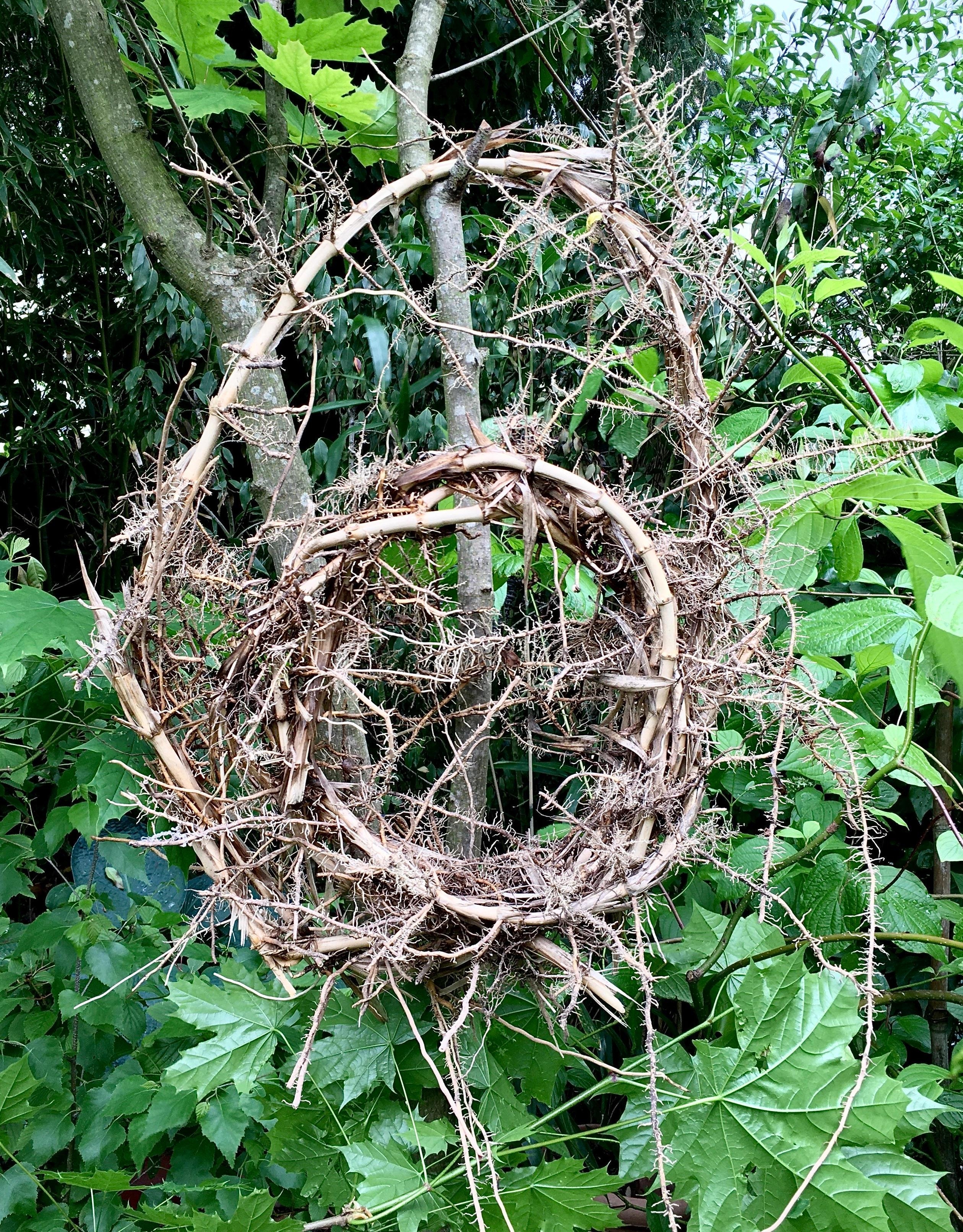 Objekt aus Wurzeln - spontane Kunst macht Spaß
#natürlichegartendeko #landart
#grün #ideen #kunstimgarten #sommer #natur