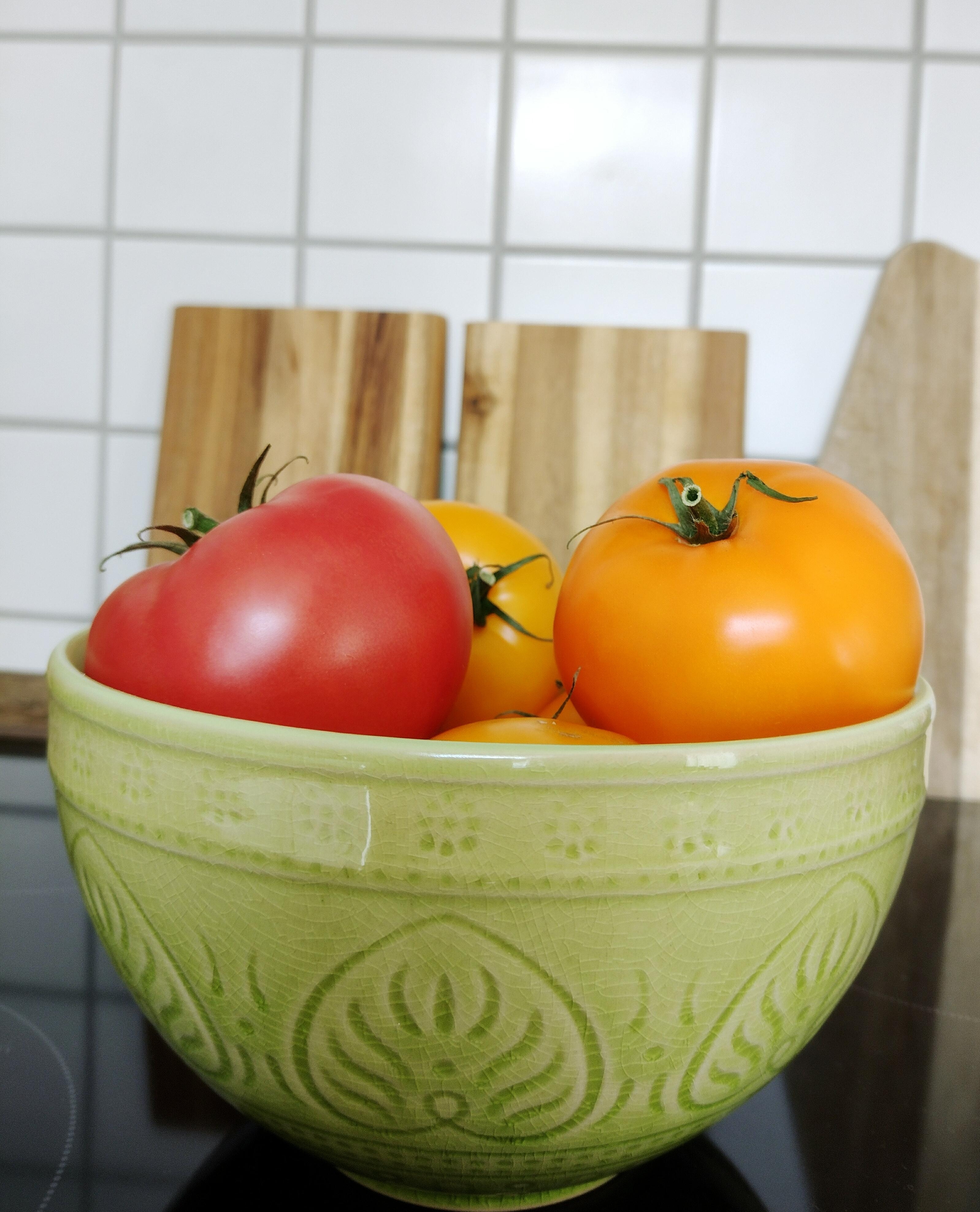 Obwohl ich keine #Tomaten essen darf, was mache ich? Kaufe ich mir doch Tomaten 🤦
#schale #küche #details