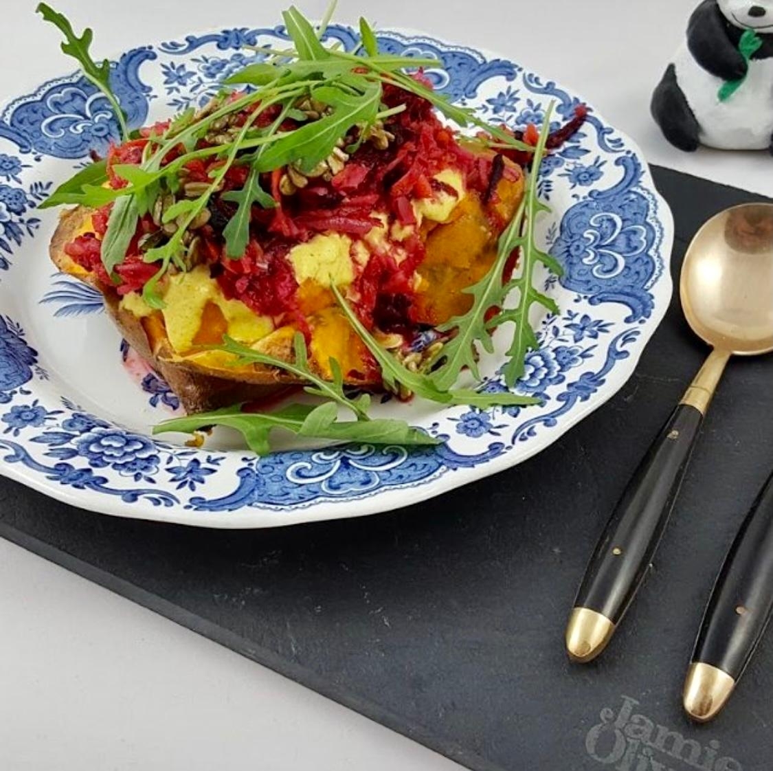 Ofen-Süßkartoffel mit saurem Salat aus rote Beete, Apfel, etc. und Kurkuma-Joghurt-Soße #foodchallenge #veggie