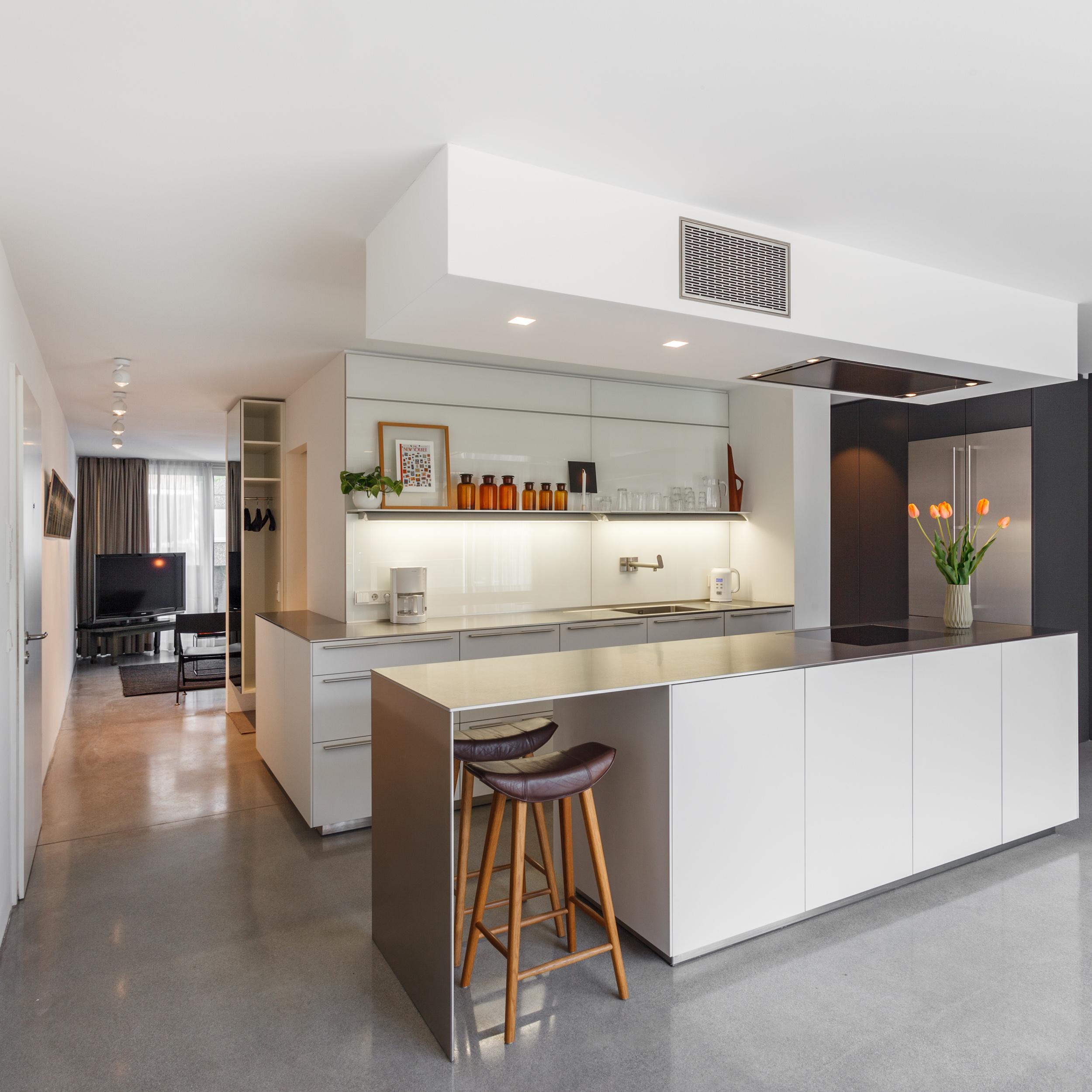 Offene Bulthaup Loft Küche #bar #minimalismus ©EMMA B. HOME