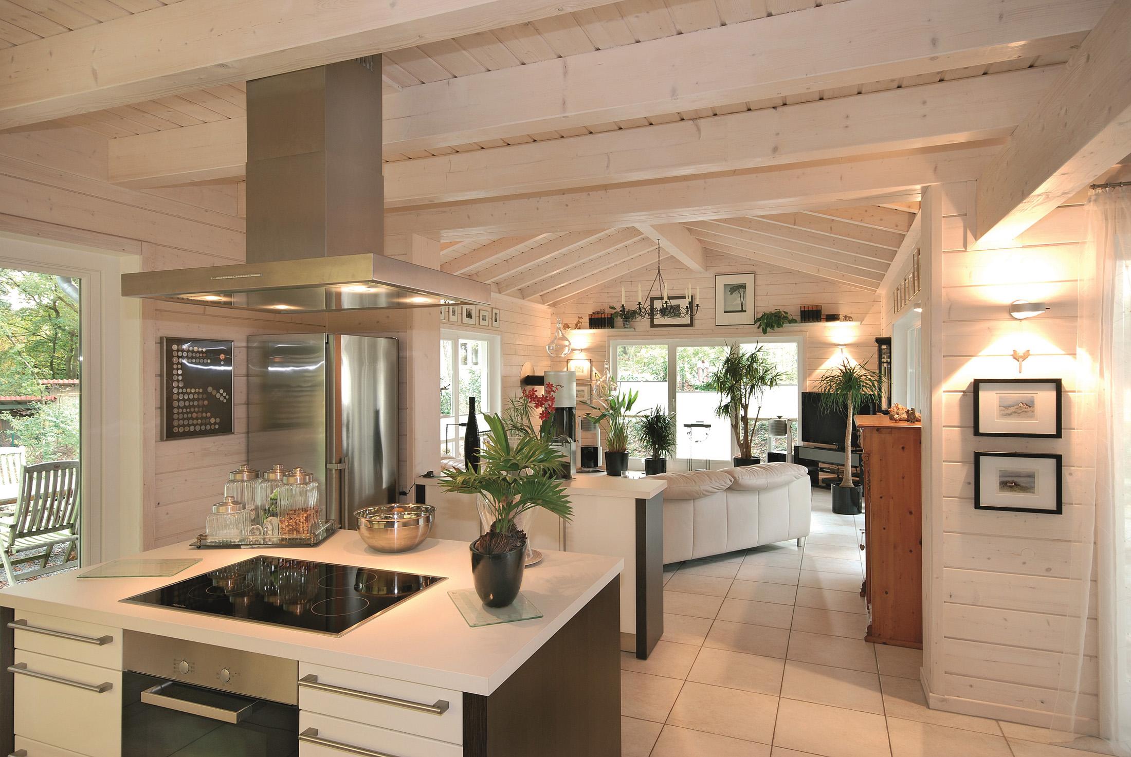 Offene Küche im skandinavischen Look #fliesen #holzpaneel #cremefarben ©Stommel Haus