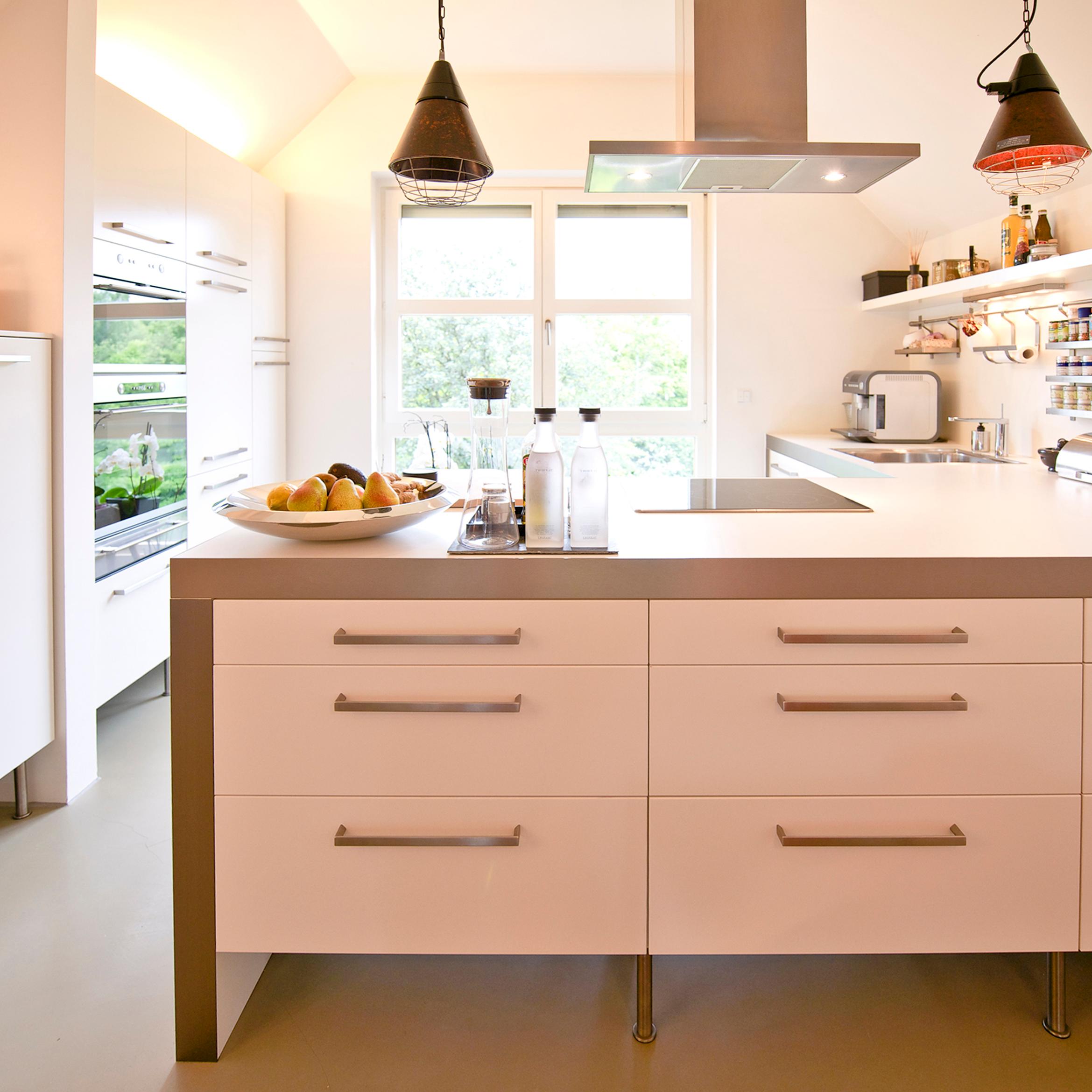 Offene Küche in weiß #betonboden #küche #loft #stauraum ©Zolaproduction