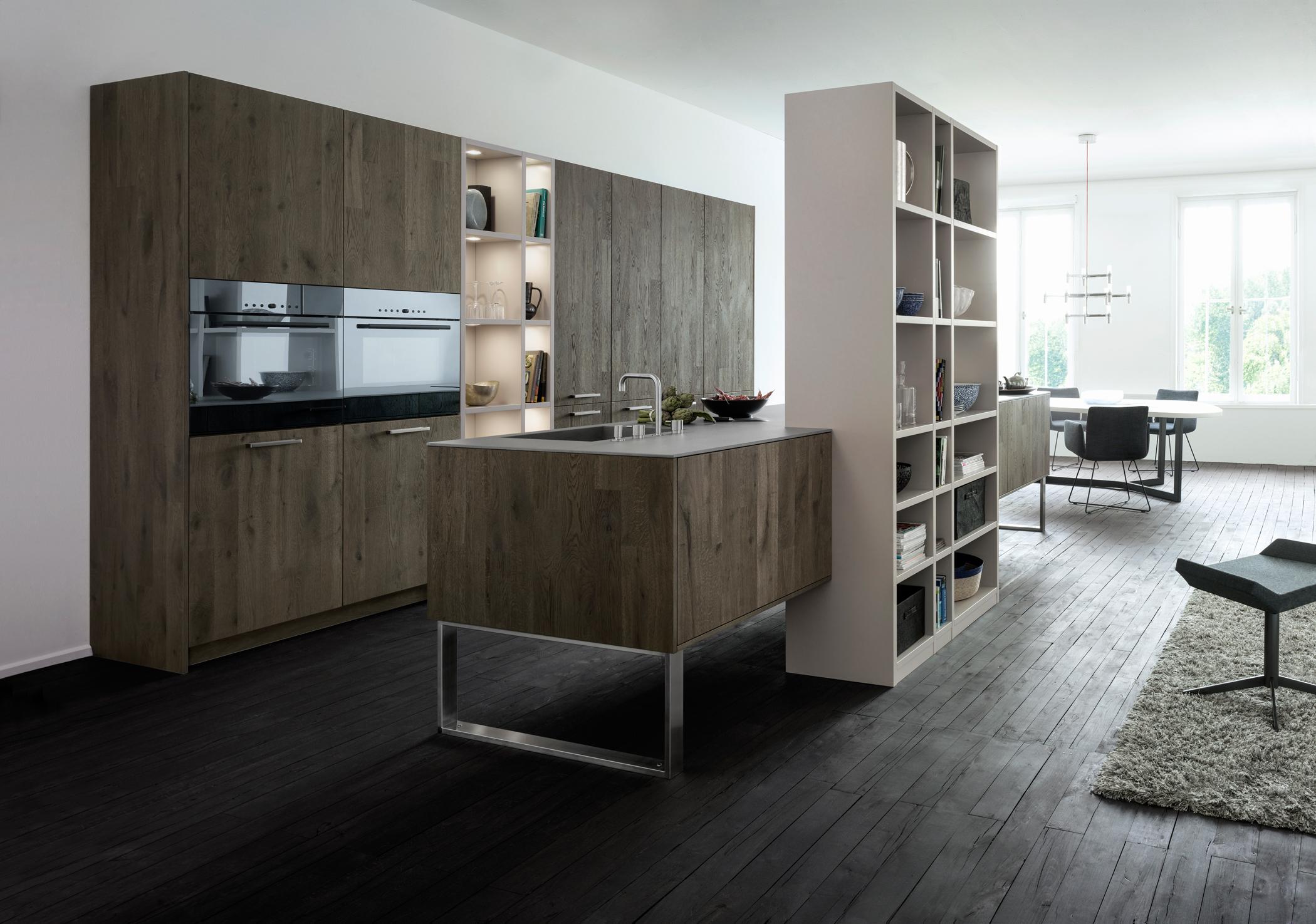 Offene Küche mit elegantem Massivholzcharakter #wohnküche #offeneküche #küchengestaltung ©Leicht Küchen
