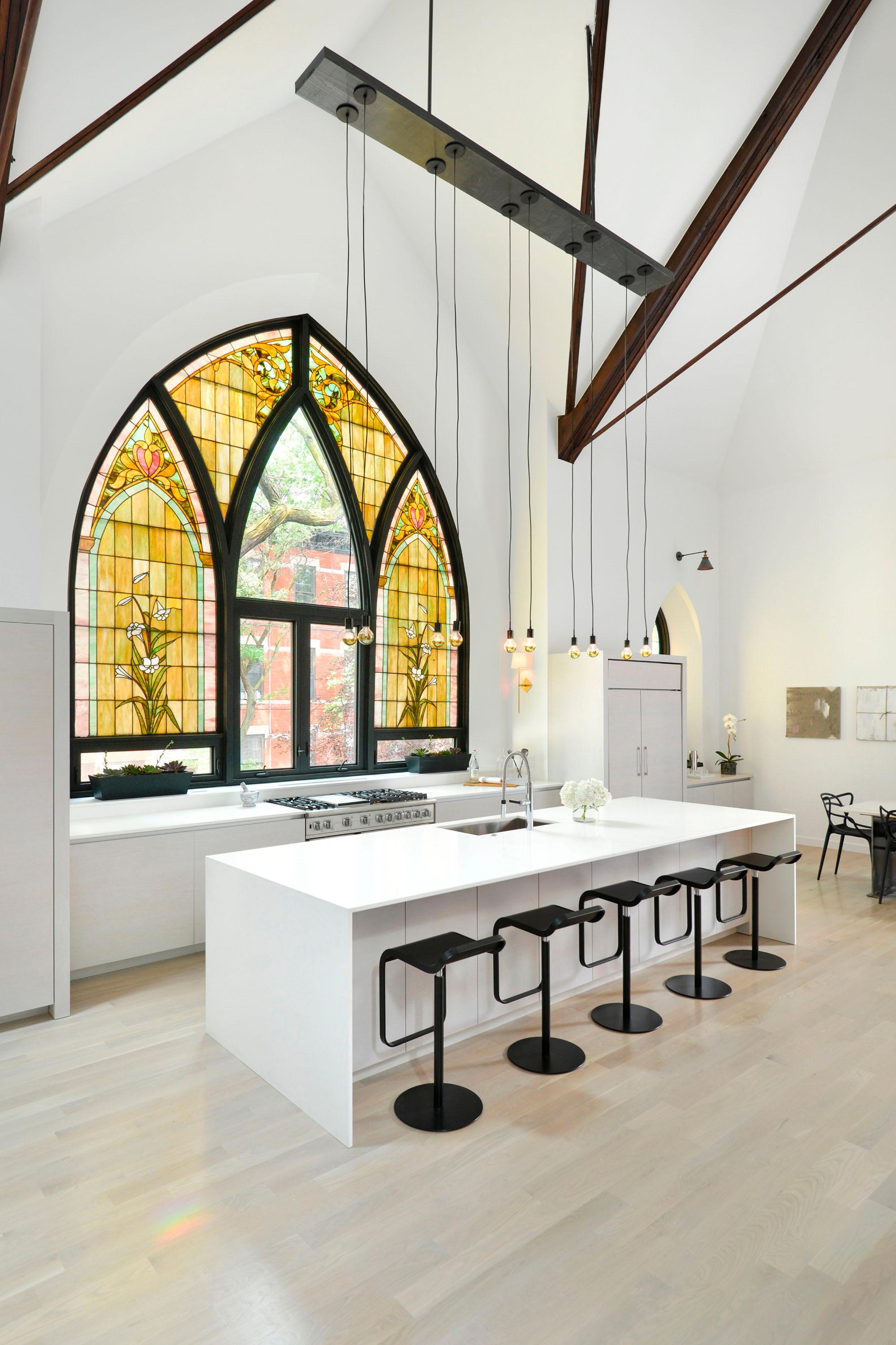 Offene Küche unter gotischen Kirchenfenstern #küche ©Scarfano Architects/Jim Tschetter
