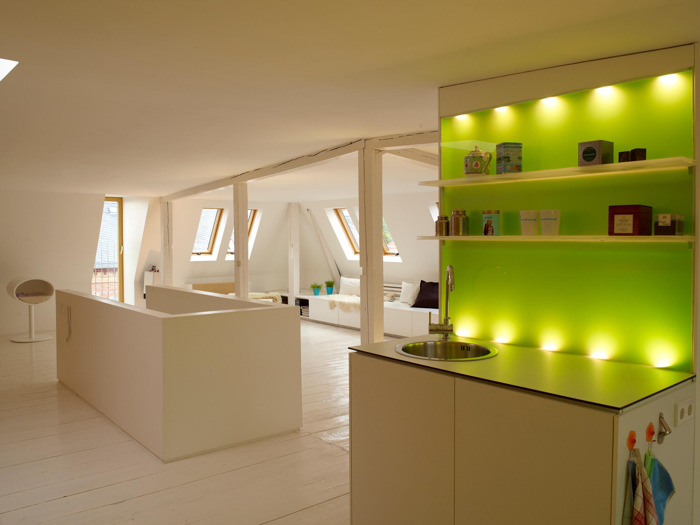 Offene Teeküche #küche #weißerbodenbelag #offeneküche #grünewandfarbe ©InteriorPark. GmbH