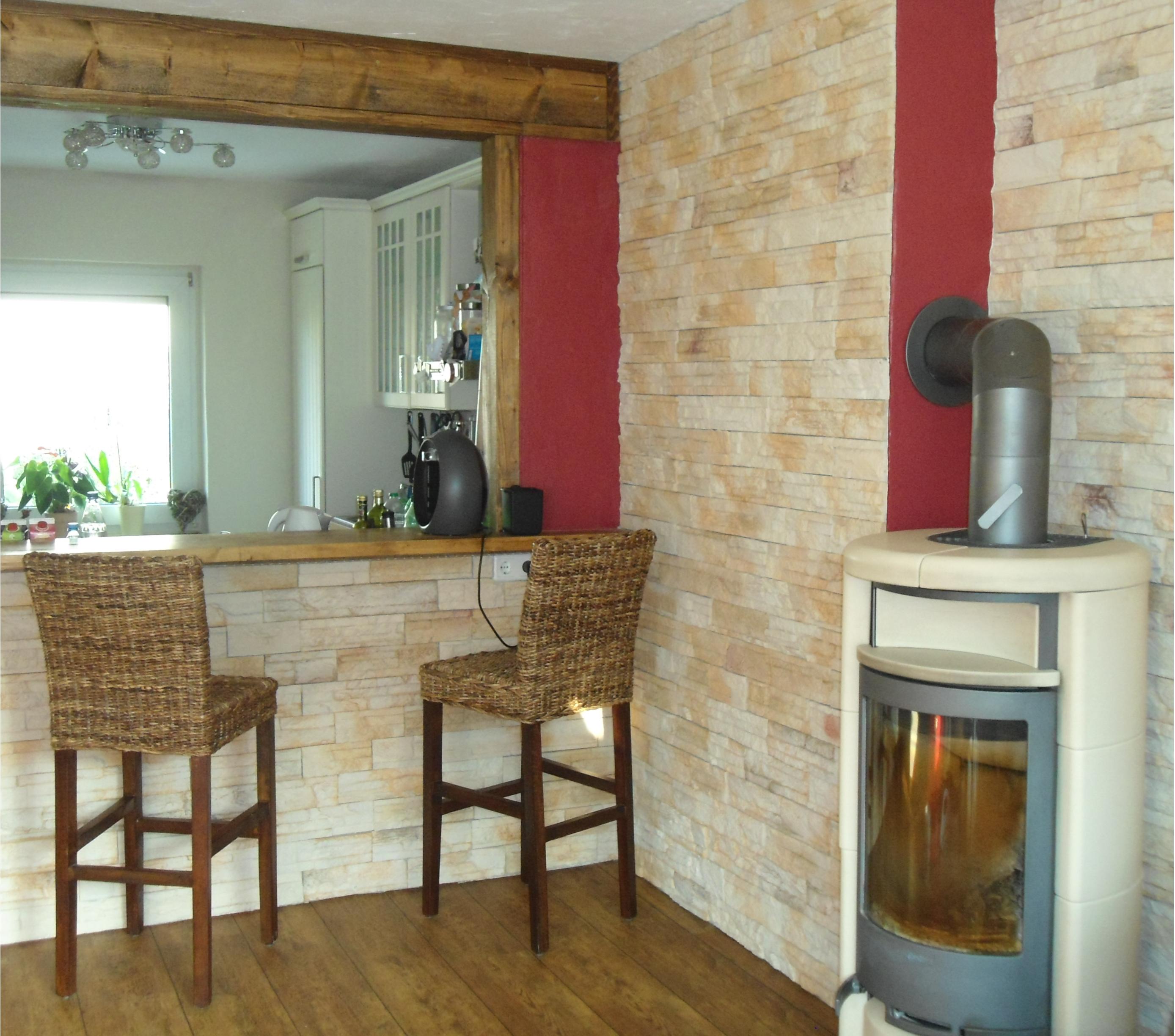 Offene Wohnküche #wohnküche #kamin #steinwand #durchreiche #rotewandfarbe #offeneswohnen ©Chamäleon Painters