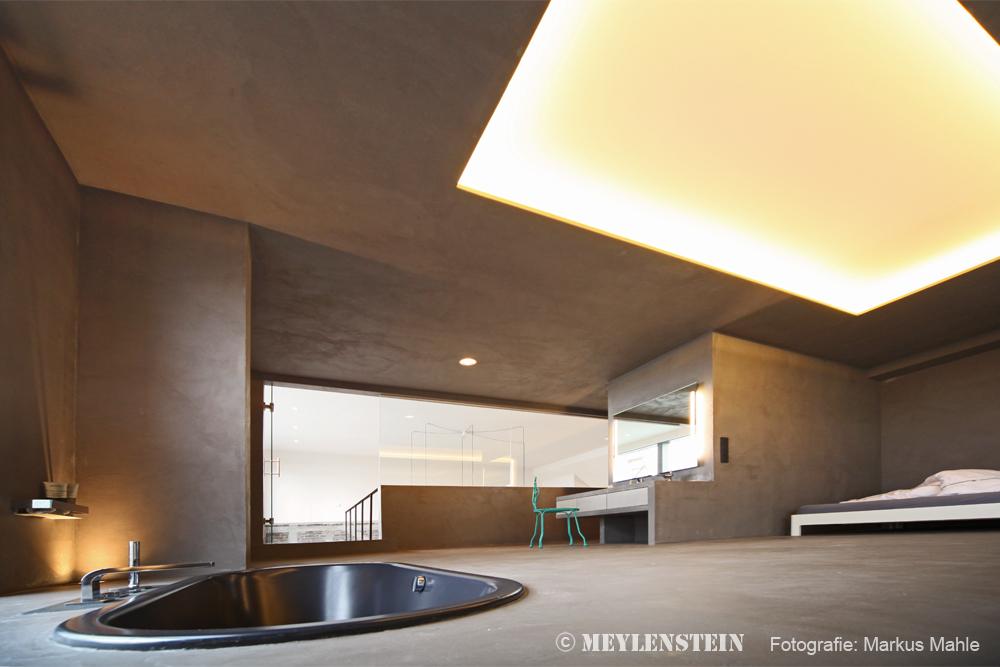 offener Schlaf- und Badbereich #waschtisch #lichtdecke #betonwaschtisch ©MEYLENSTEIN