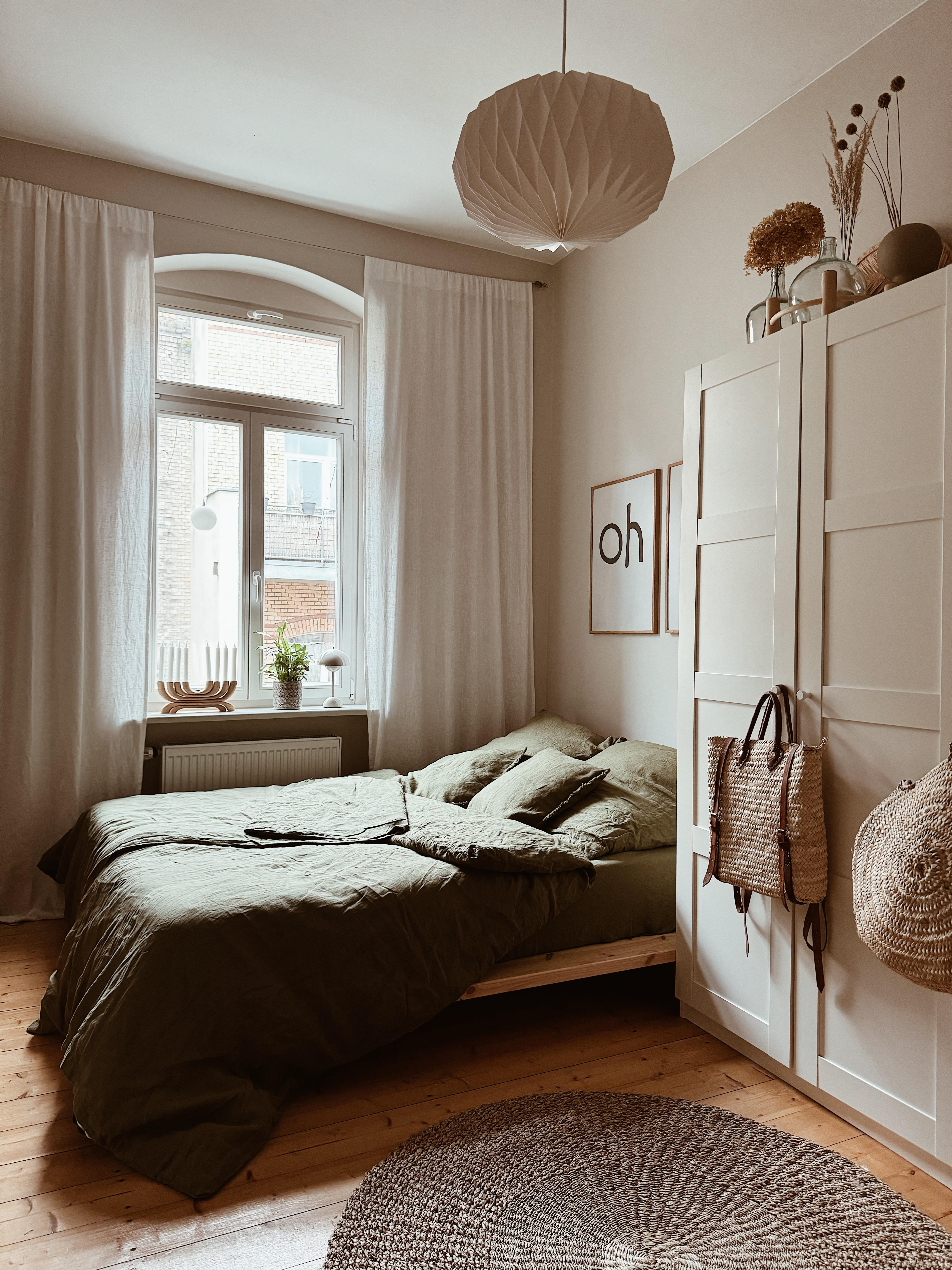 Oh hi... #schlafzimmer #schlafzimmermakeover #bedroommakeover #bedroominspo #schlafzimmerinspiration #interiorinspo #scandinavianstyle #leinenbettwäsche 