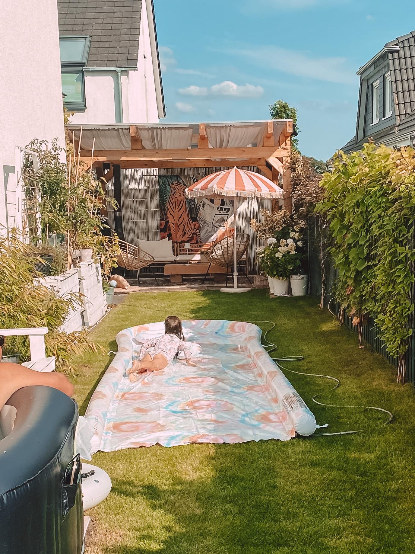 Oh how I love this summer fun #reihenendhaus #kleinaberfein #maximumgartenspass #pergola #selbstgebaut #sommerliebe #gartenmitkids #hochbeet 