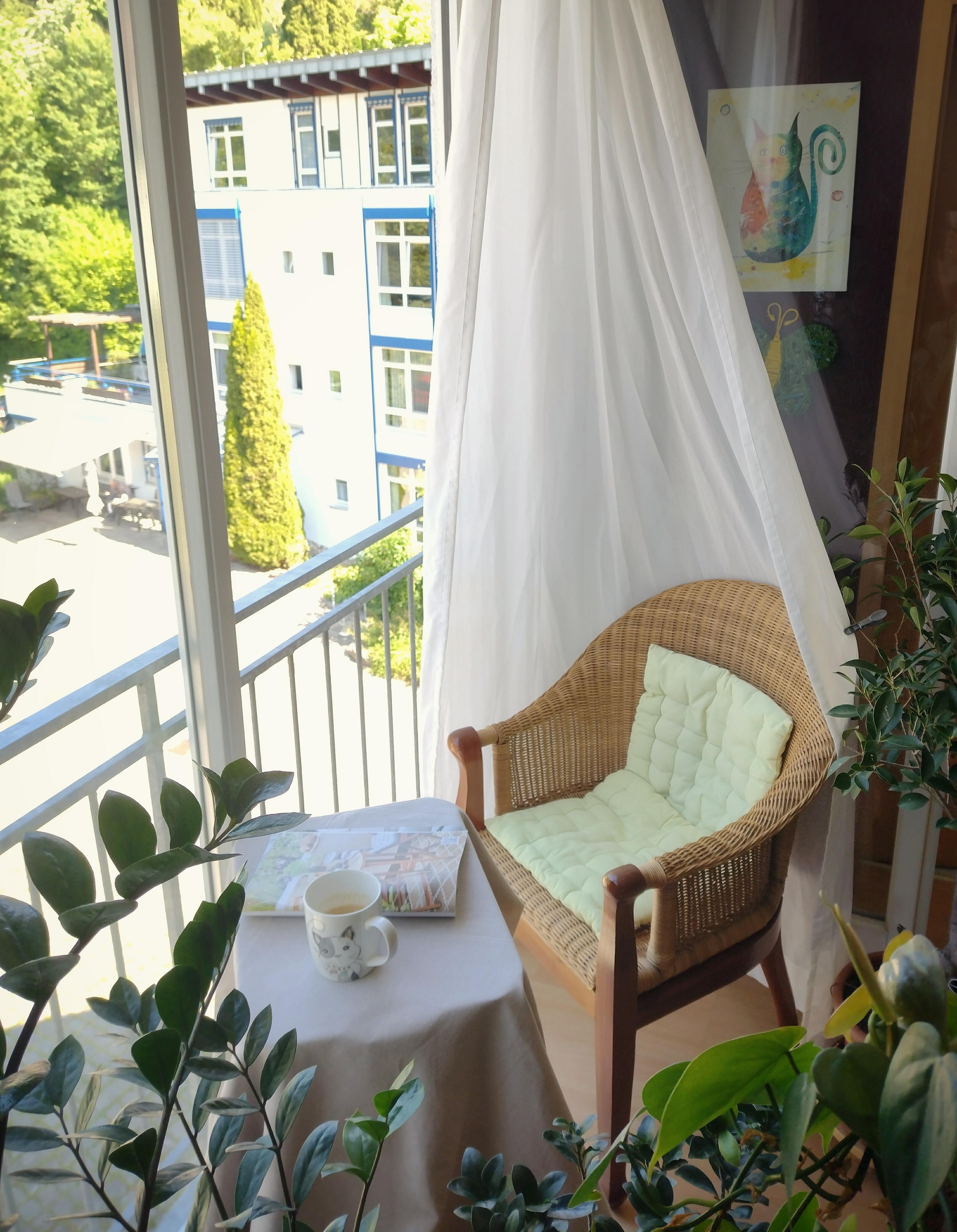 Ohne Balkon gibt es doch Balkonien #boho #balkonien #französiachesfenster #vintagesessel #rattansessel #sommer #vorhang 