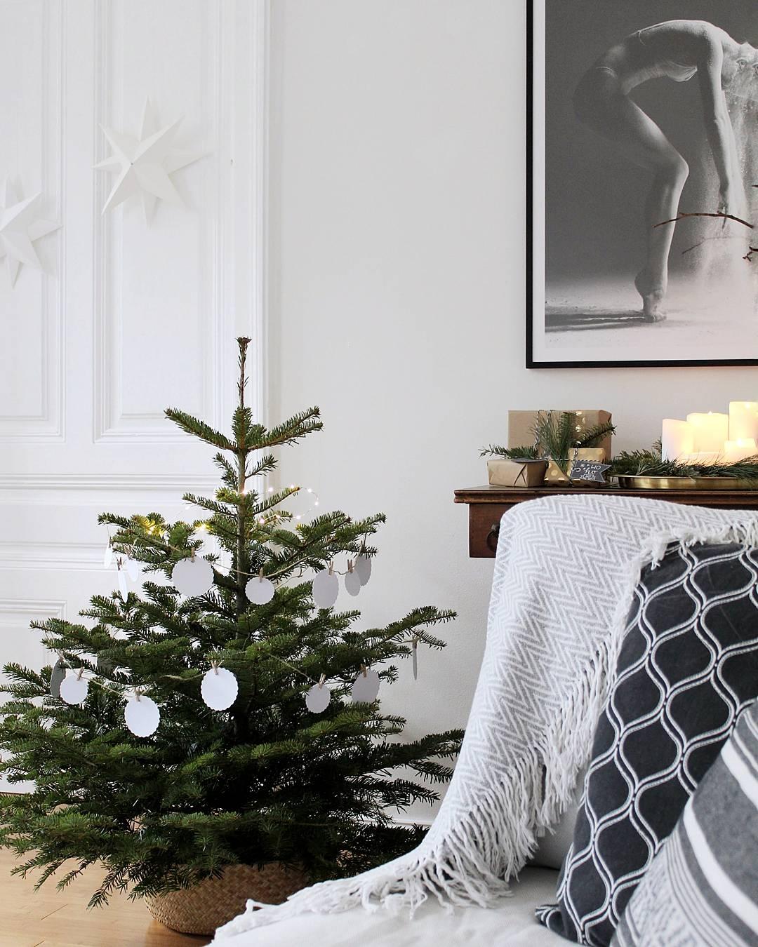 Oh(ne Schnickschnack) Tannenbaum #interior #weihnachten #weihnachtsbaum #altbau #weiss #skandinavisch #wohnzimmer 