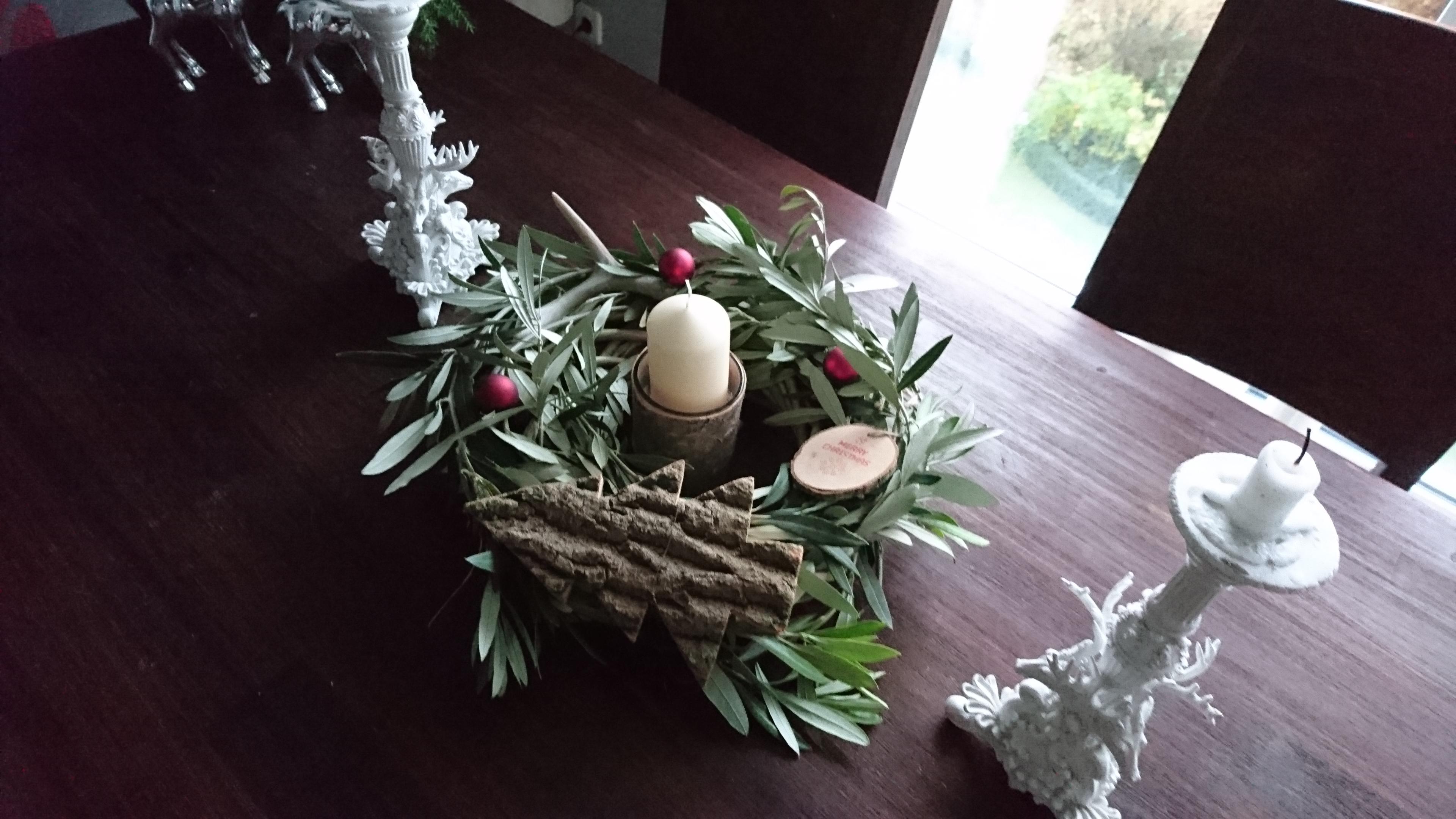 Olivenzweige und Naturschmuck