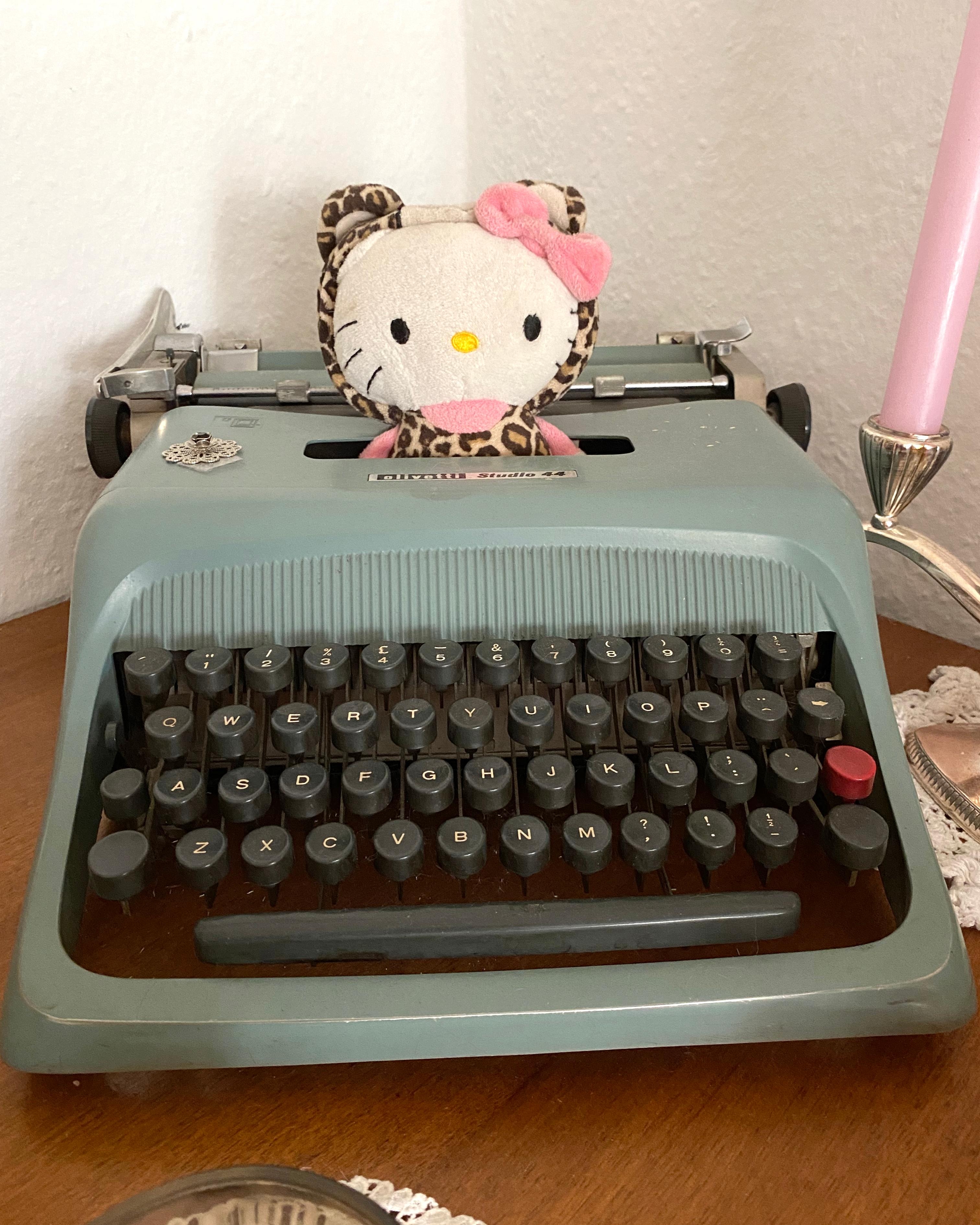 Olivetti + MissKitty #Schreibmaschine 