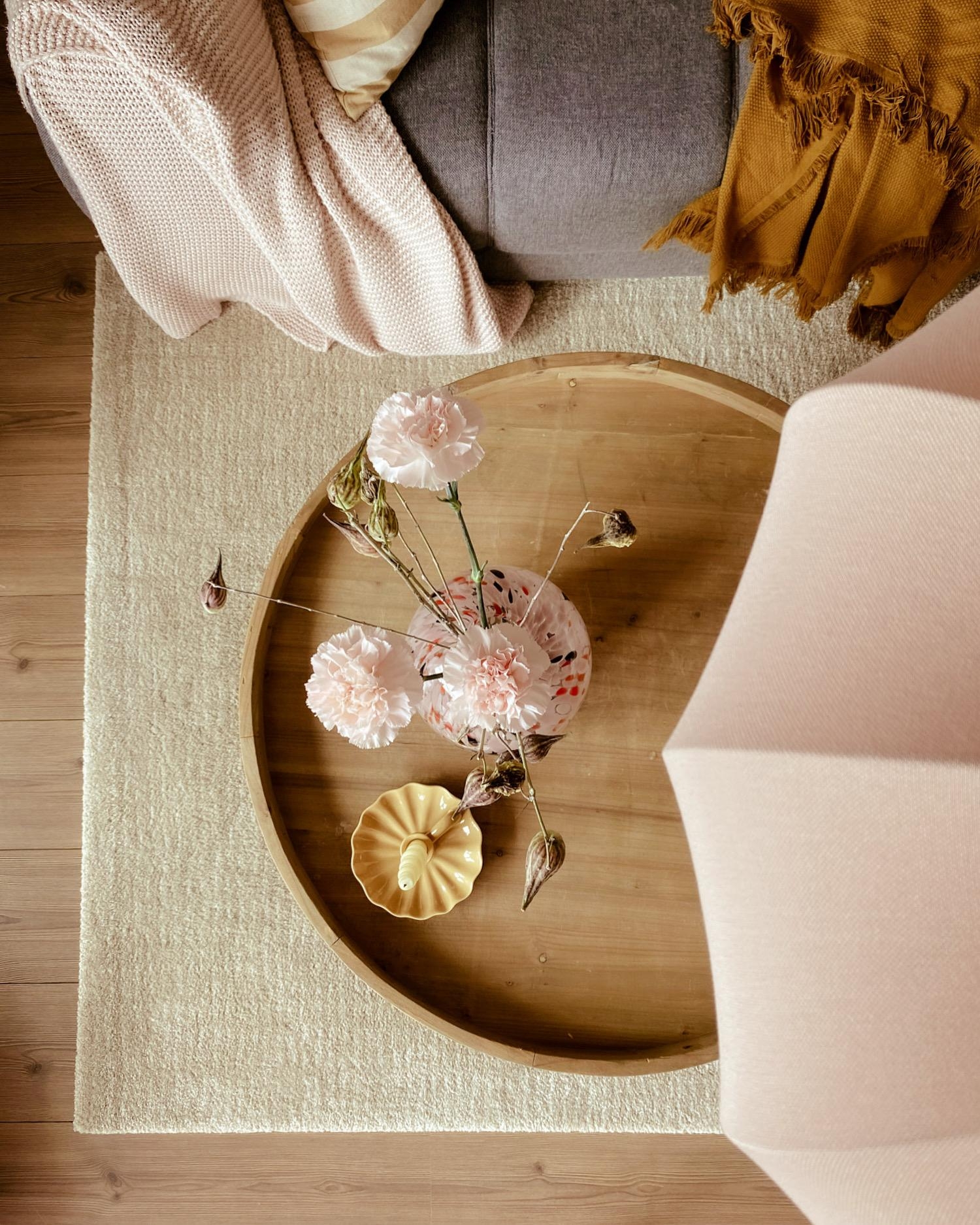 On my table ....
#livingroom#couchstyle#flowers#couchtisch#tischdeko#cozy#homestyle#skandinavischwohnen
