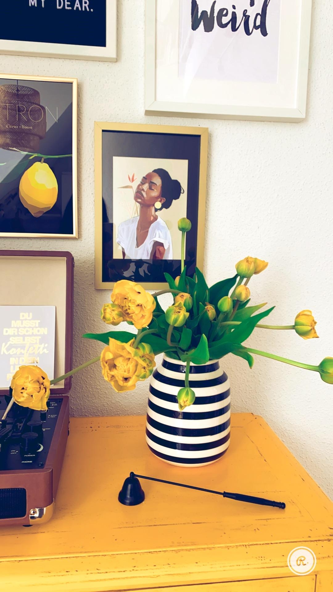 One of my favourite corners...! Women are so full of strong energy. Love it. ❤️#woman#living#flowers#beauty#grateful#yellow