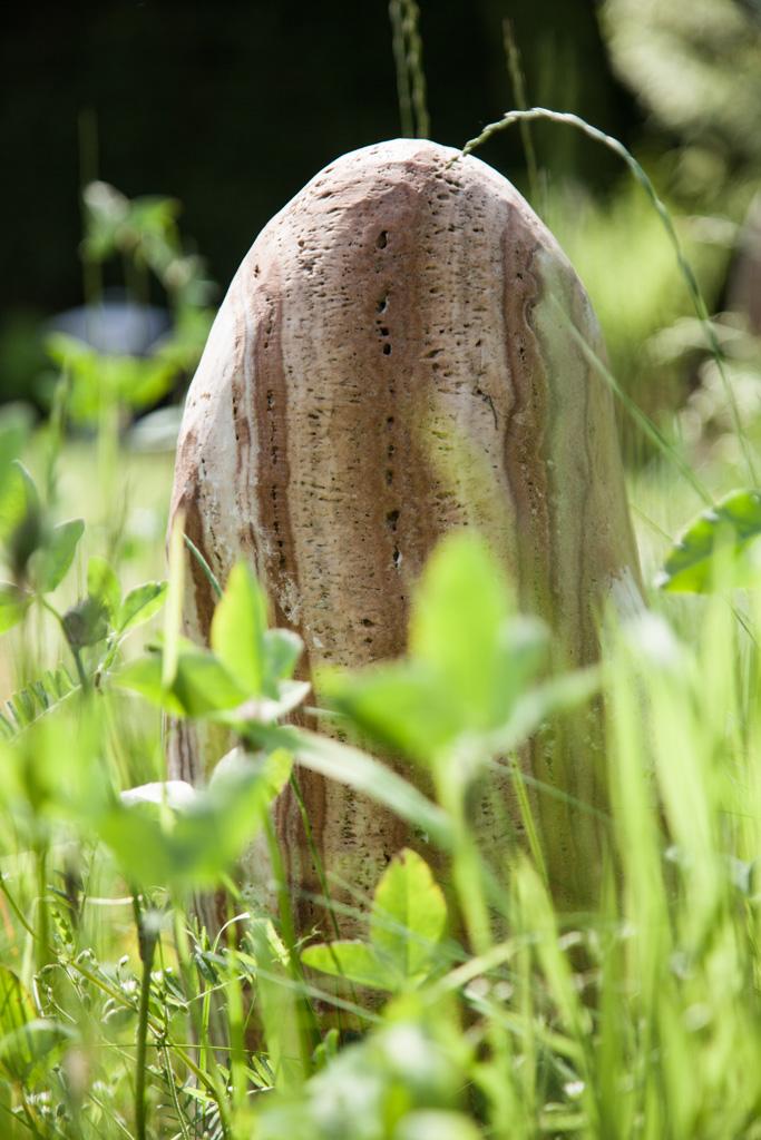 Onyx-Säule im Garten #gartengestaltung ©Barbara Dombrowski für FENG SHUI & LIVING