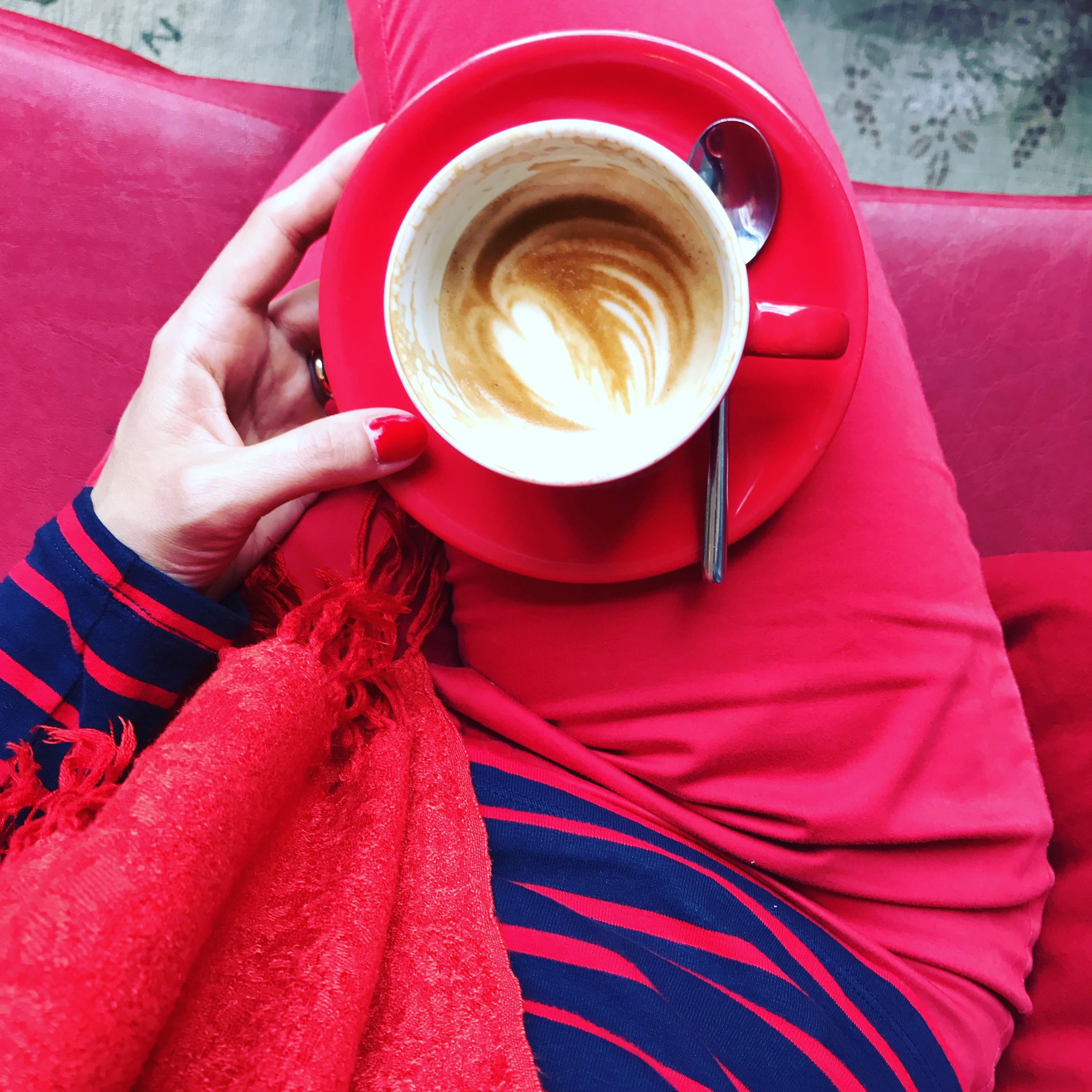 #ootd in rot. Passend zum Sofa und den Nägeln. #fashion #fashionstyle #rot 