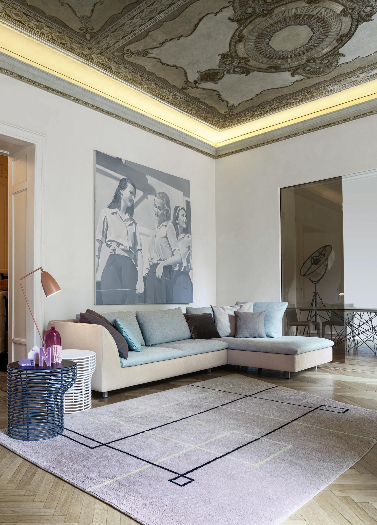 Opulente Deckenmalerei #beistelltisch #teppich #stehlampe #sofa #ottomane #cremefarbenessofa #deckenbild #deckenmalerei ©Bonaldo