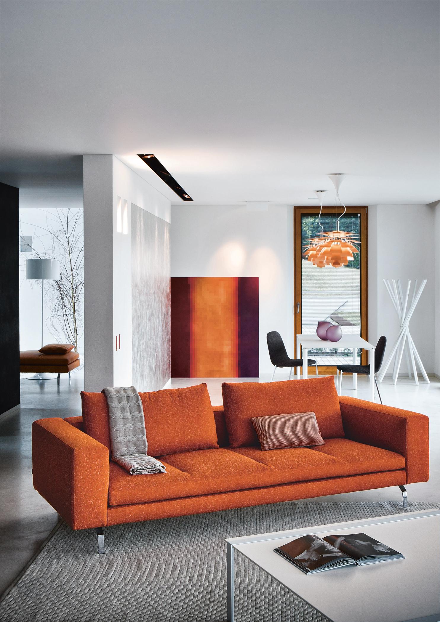 Orange im Wohnraum #weißercouchtisch #orangefarbenessofa ©Zanotta