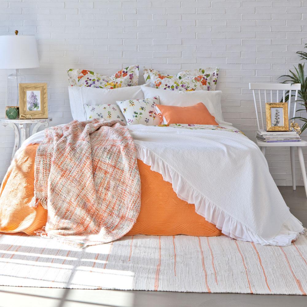 Orange und Weiß im Schlafzimmer #beistelltisch #bett #teppich #bettwäsche #tagesdecke #kissen #weißernachttisch #nachttisch #tischlampe #tisch #zarahome #sommerdeko ©Zara Home