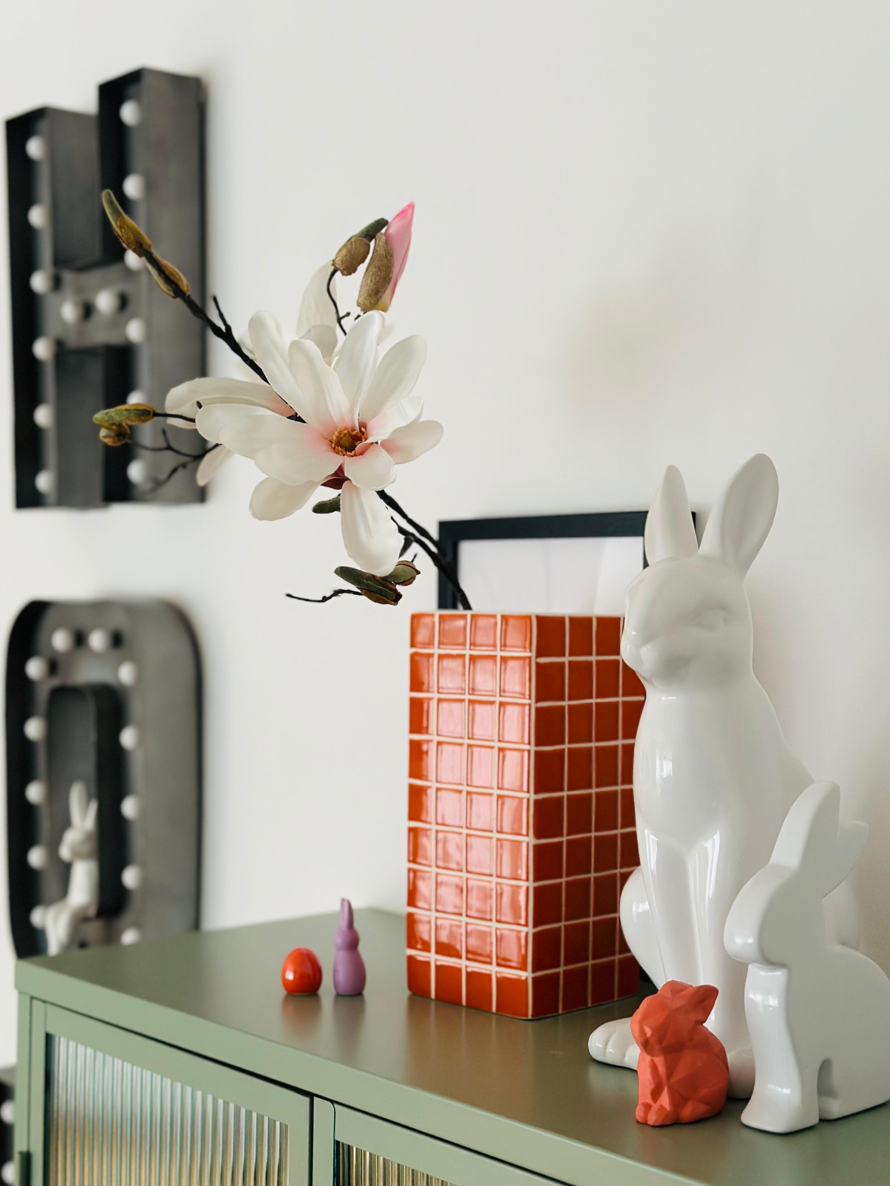 #orange #vase #fliesen #kacheln #design #magnolien #osterdeko #dekoideen #farbenfroh #bunt #osterhasen #frühling #deko #frühlingsdeko